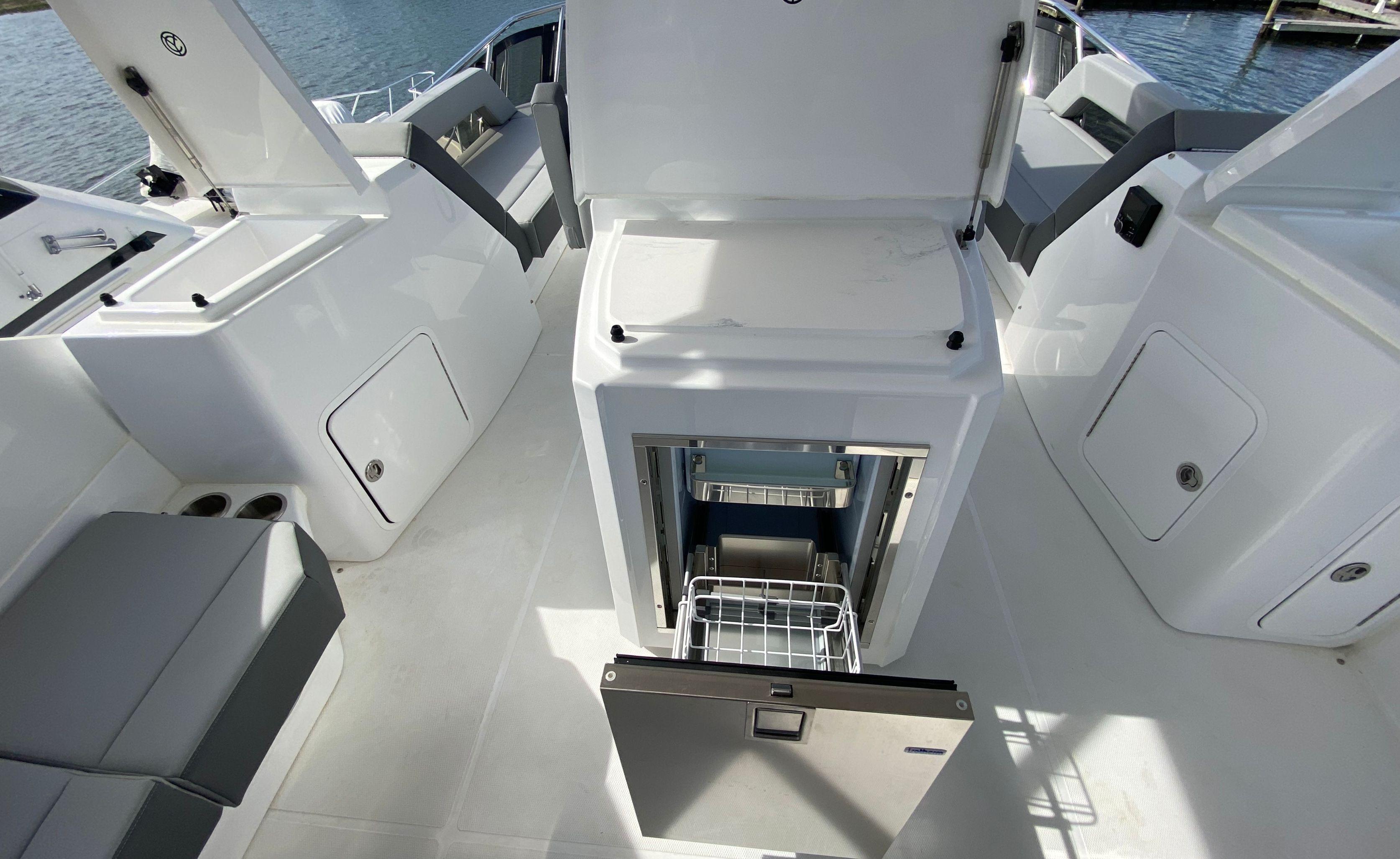 Cruisers Yachts-60 Fly 2022-RADIANT NY-US-9652120 | Thumbnail