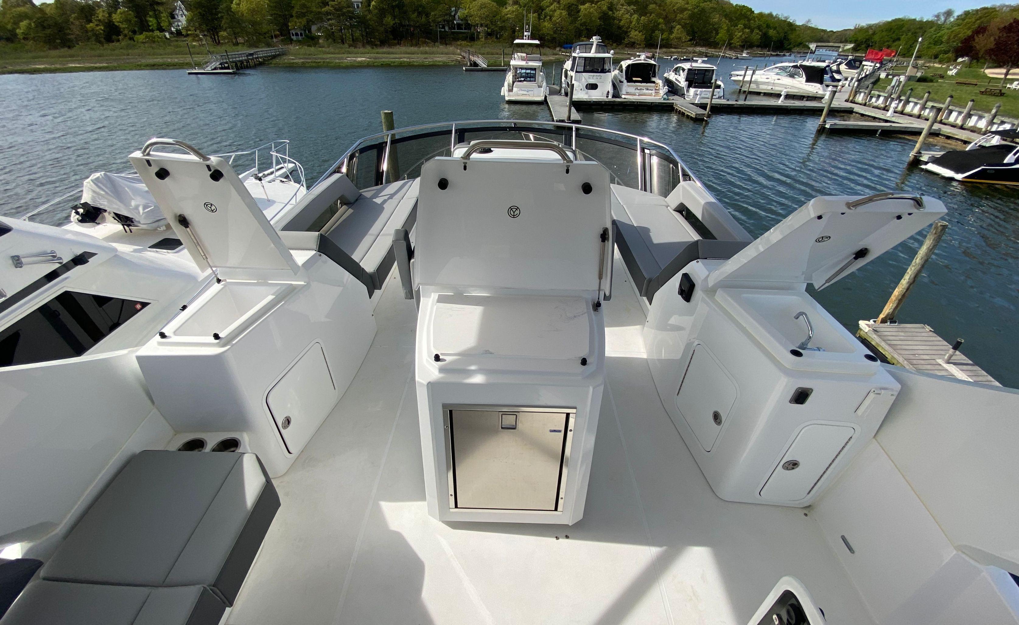 Cruisers Yachts-60 Fly 2022-RADIANT NY-US-9652120 | Thumbnail