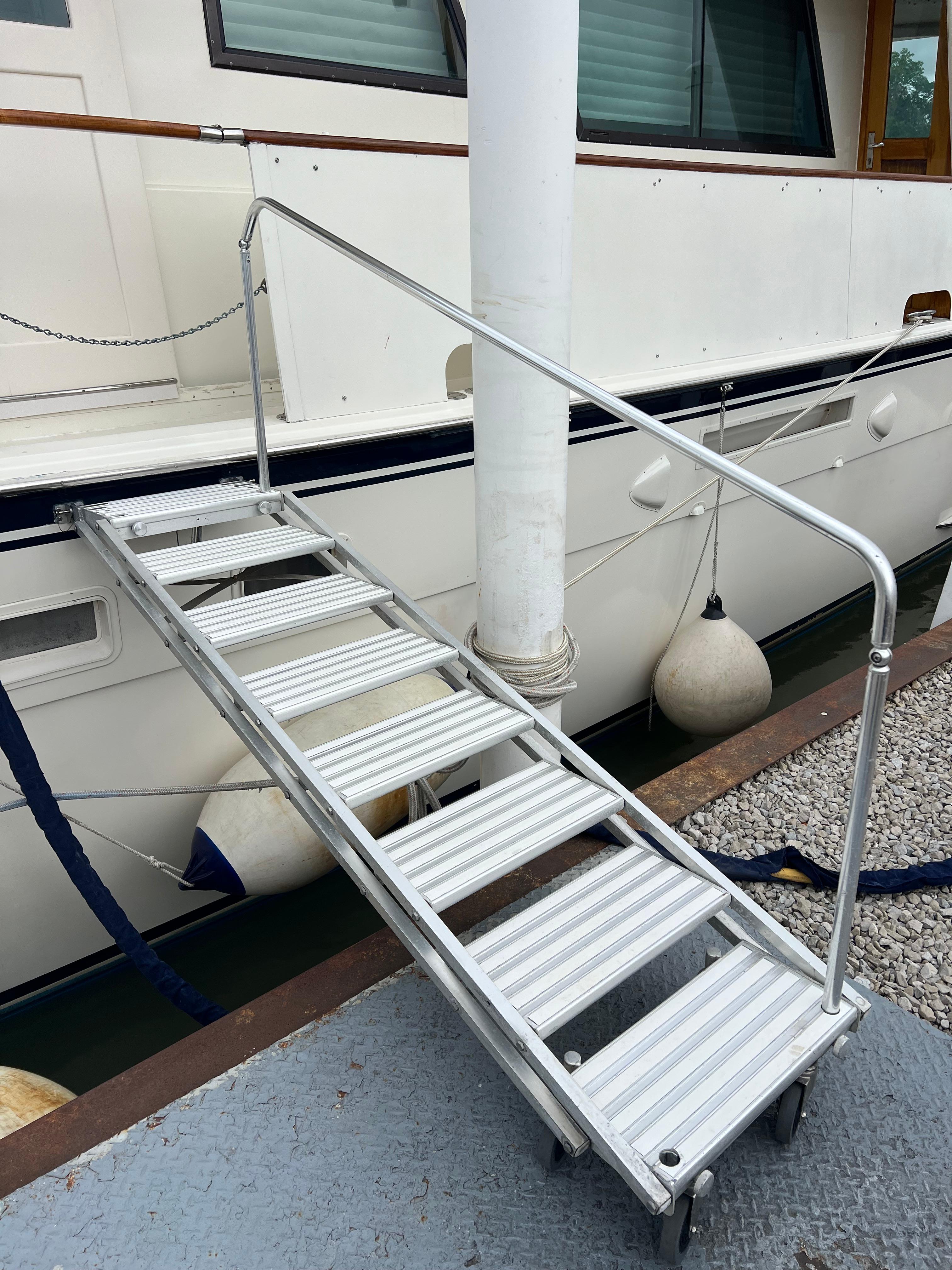 Hatteras-61 CPMY 1984-MY CHANTICLEER MI-US-Boarding ladder-9842121 | Thumbnail
