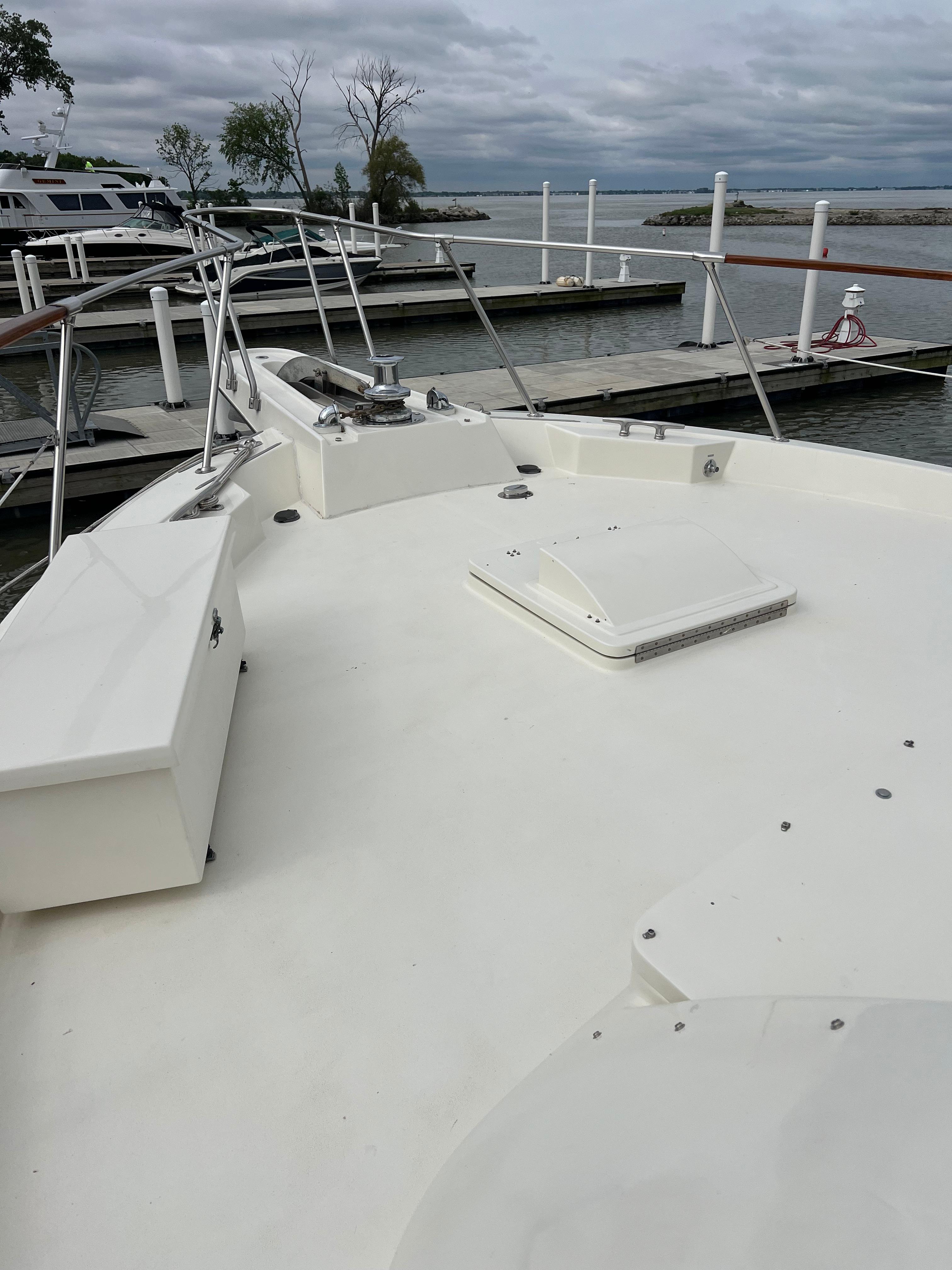 Hatteras-61 CPMY 1984-MY CHANTICLEER MI-US-Forward deck-9842121 | Thumbnail