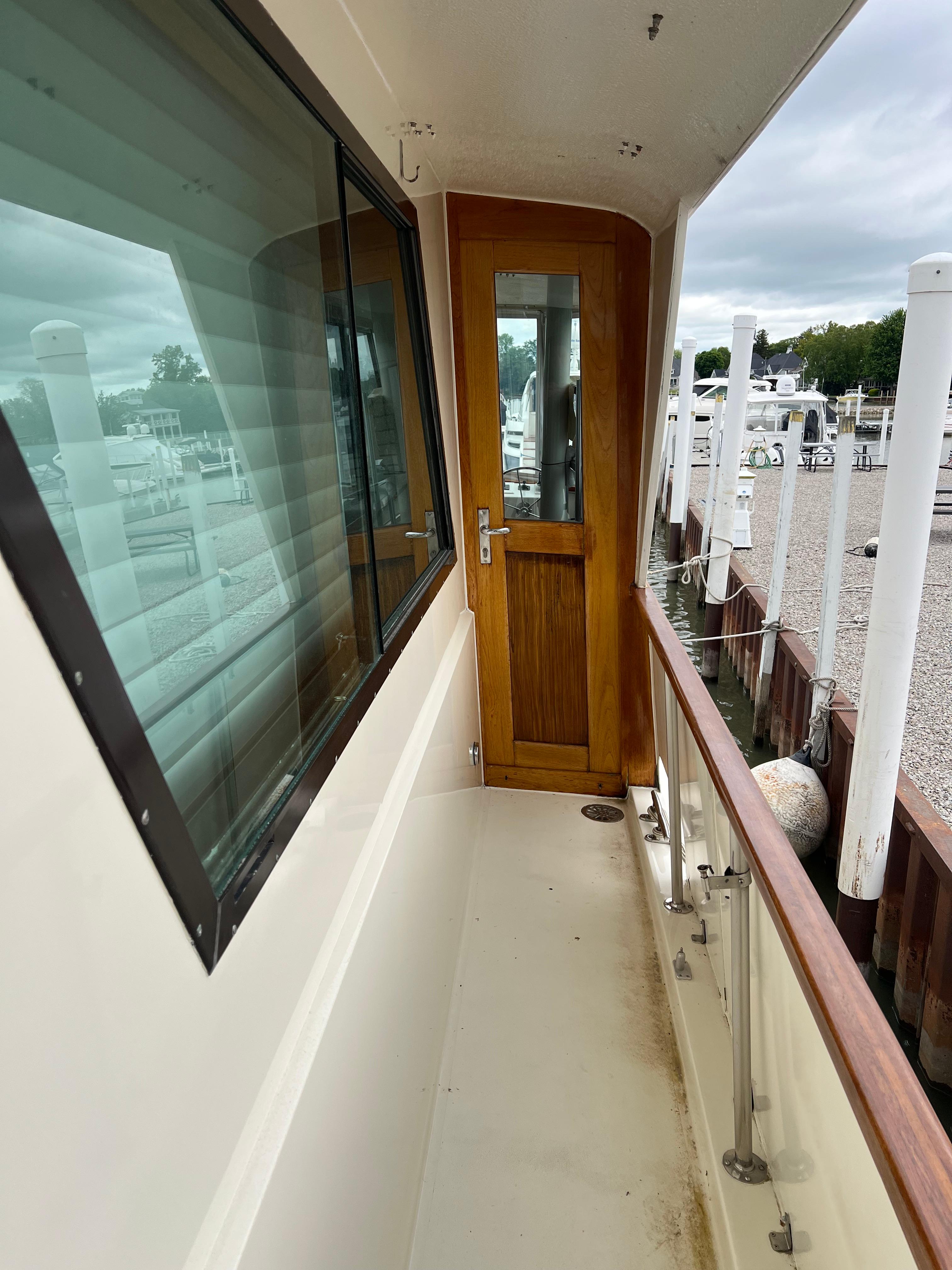 Hatteras-61 CPMY 1984-MY CHANTICLEER MI-US-Side deck port-9842121 | Thumbnail