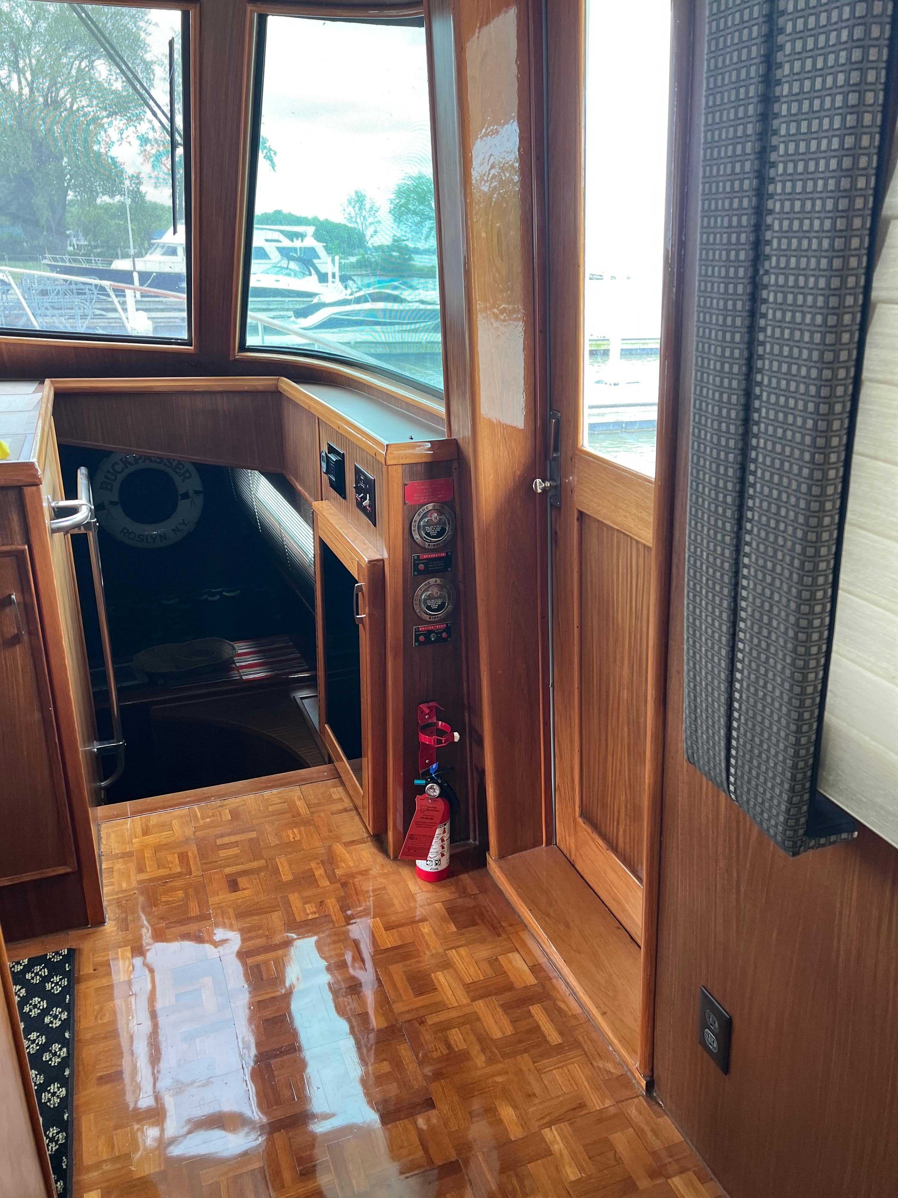 Hatteras-61 CPMY 1984-MY CHANTICLEER MI-US-Pilothouse flooring-9842121 | Thumbnail