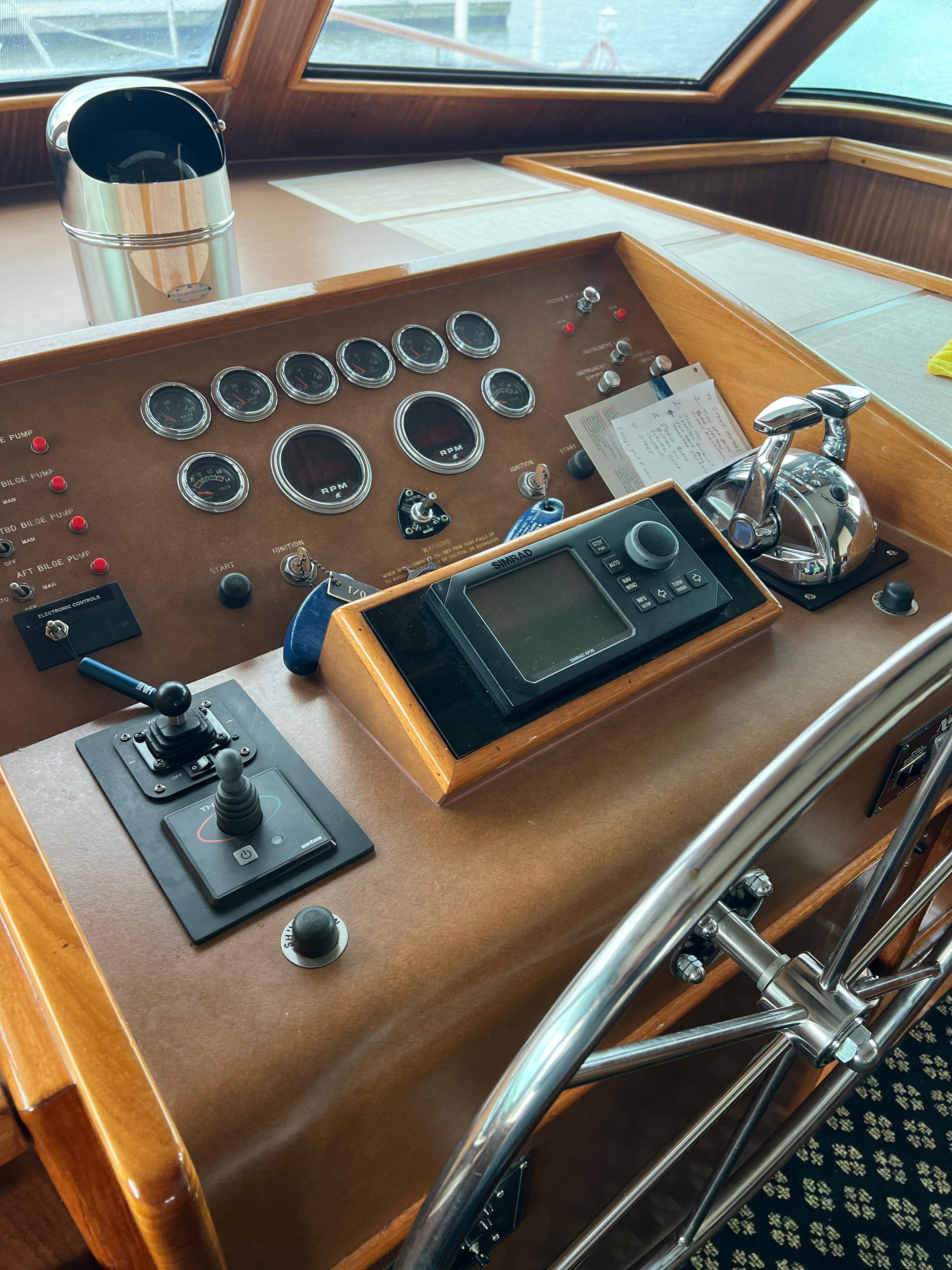 Hatteras-61 CPMY 1984-MY CHANTICLEER MI-US-Helm-9842121 | Thumbnail