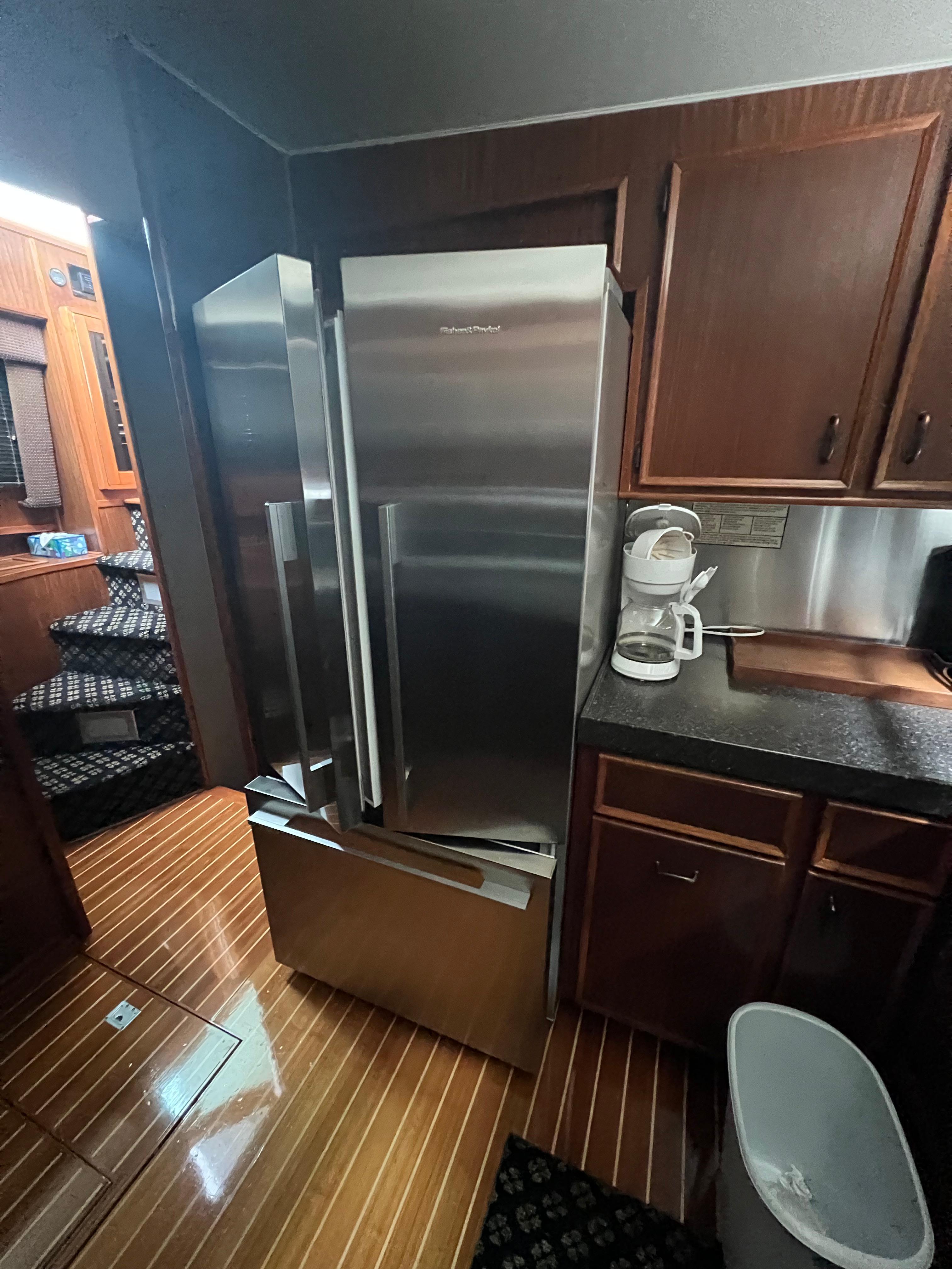 Hatteras-61 CPMY 1984-MY CHANTICLEER MI-US-Galley-9842121 | Thumbnail