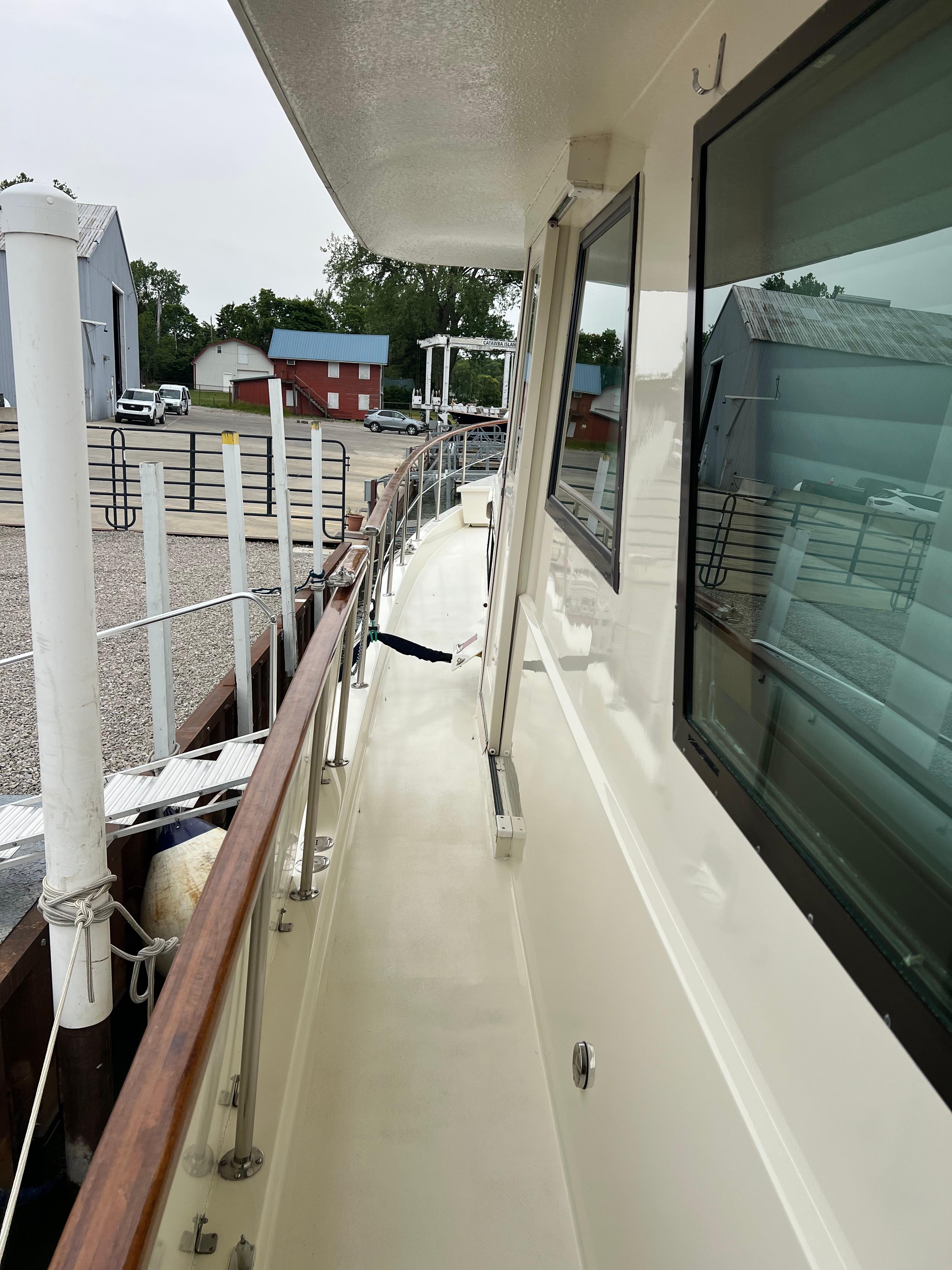 Hatteras-61 CPMY 1984-MY CHANTICLEER MI-US-Port side deck looking forward-9842121 | Thumbnail