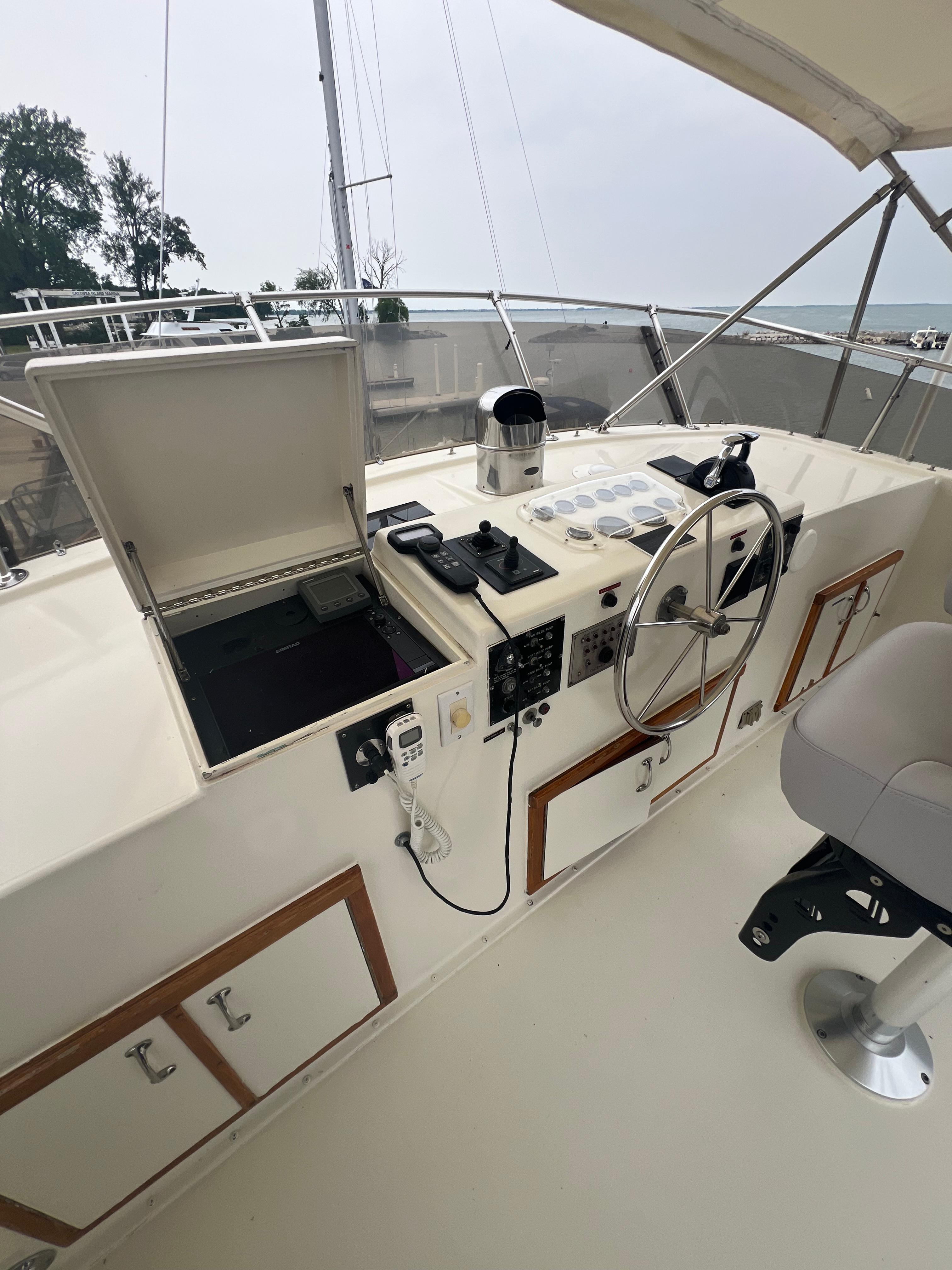 Hatteras-61 CPMY 1984-MY CHANTICLEER MI-US-Flybridge helm-9842121 | Thumbnail