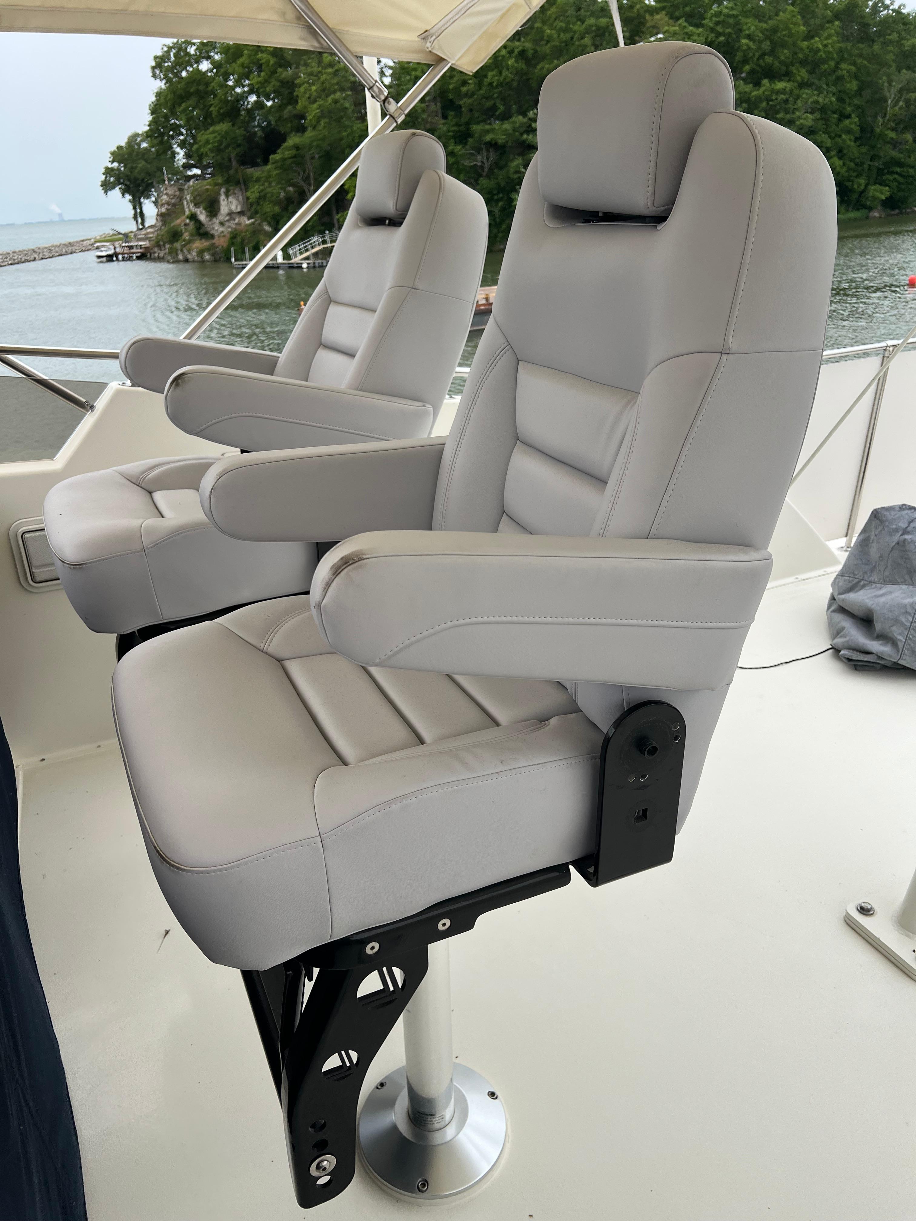 Hatteras-61 CPMY 1984-MY CHANTICLEER MI-US-Flybridge helm chairs-9842121 | Thumbnail