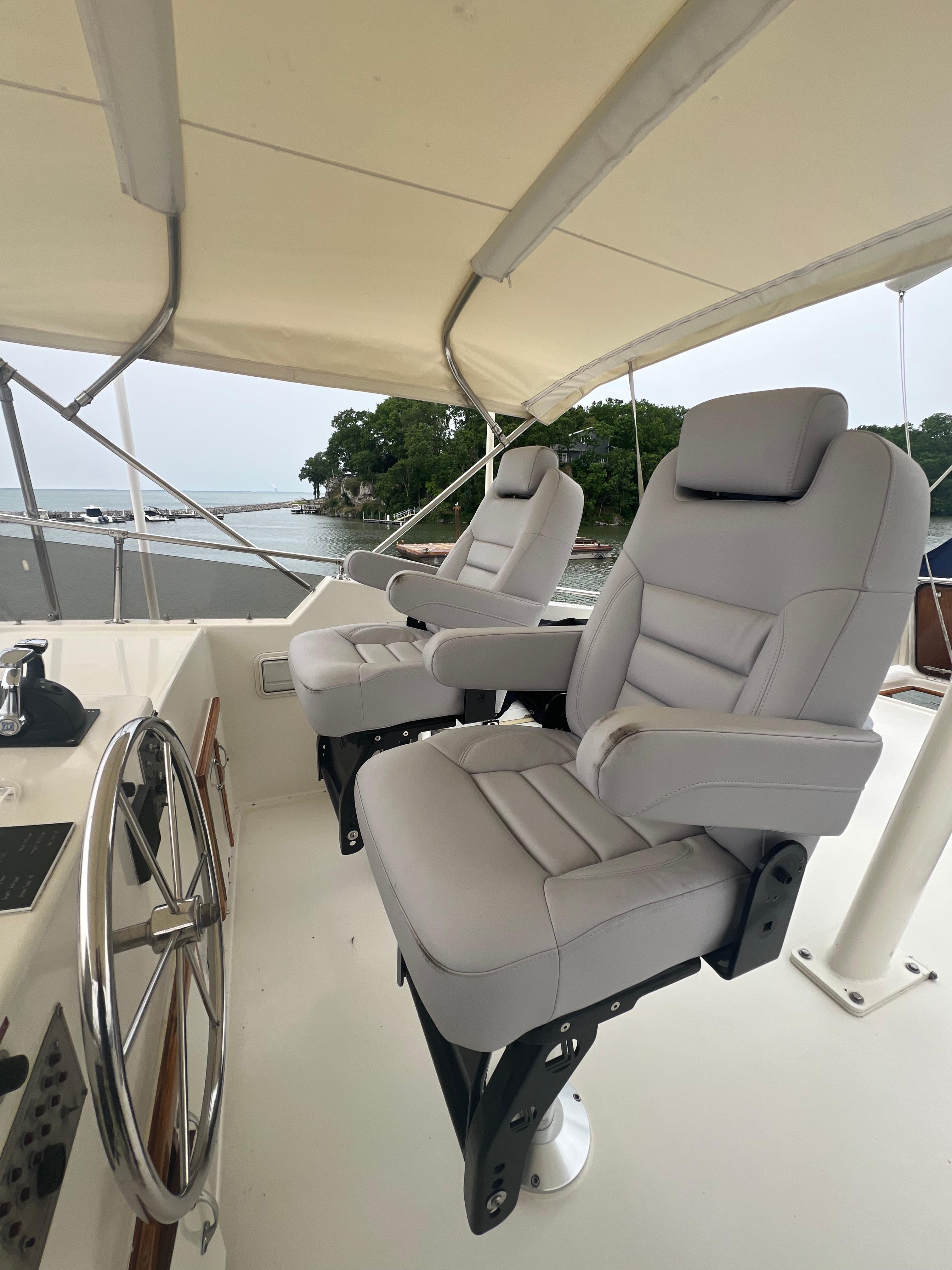 Hatteras-61 CPMY 1984-MY CHANTICLEER MI-US-Flybridge helm-9842121 | Thumbnail
