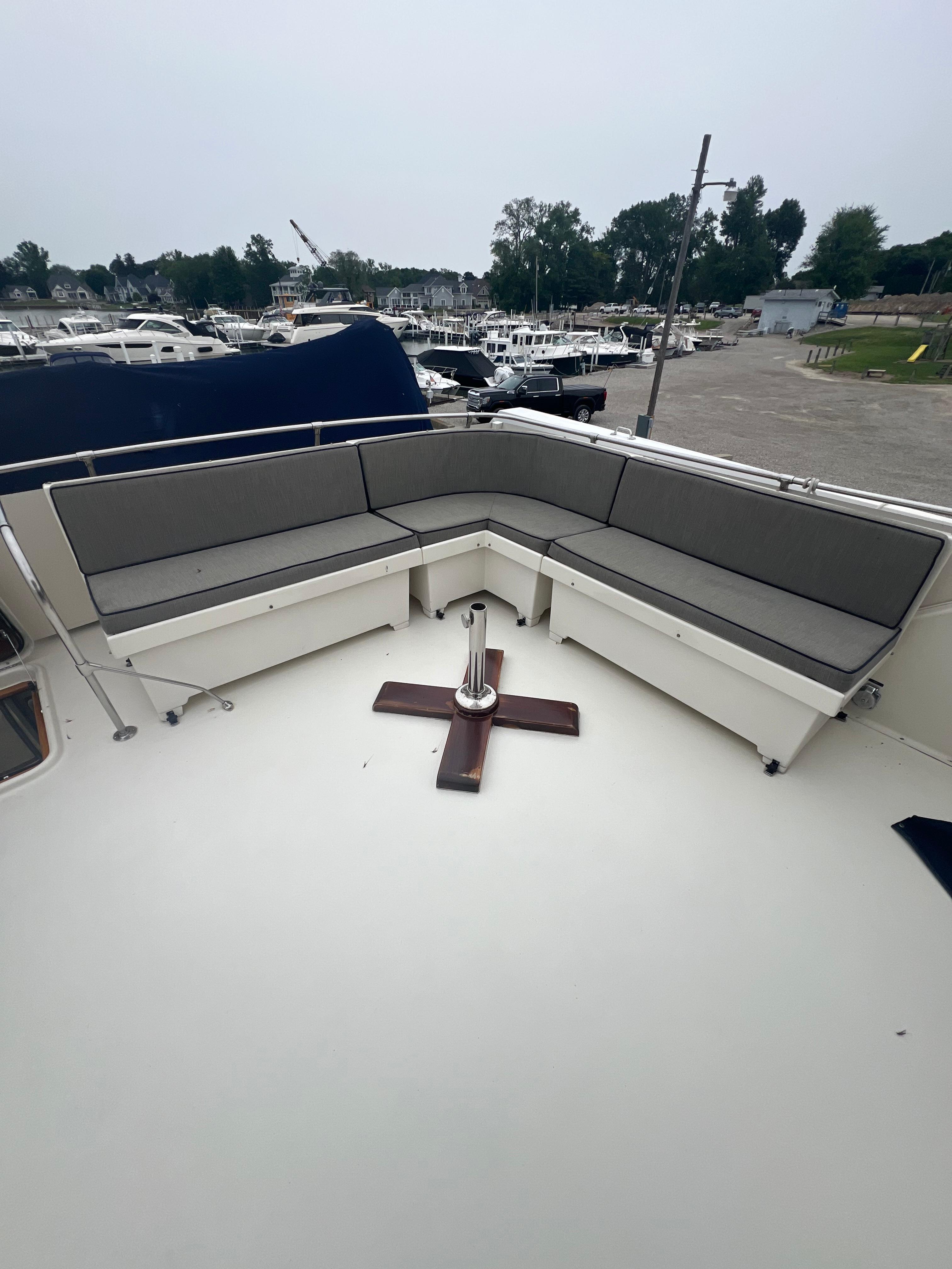 Hatteras-61 CPMY 1984-MY CHANTICLEER MI-US-Flybridge lounge area-9842121 | Thumbnail