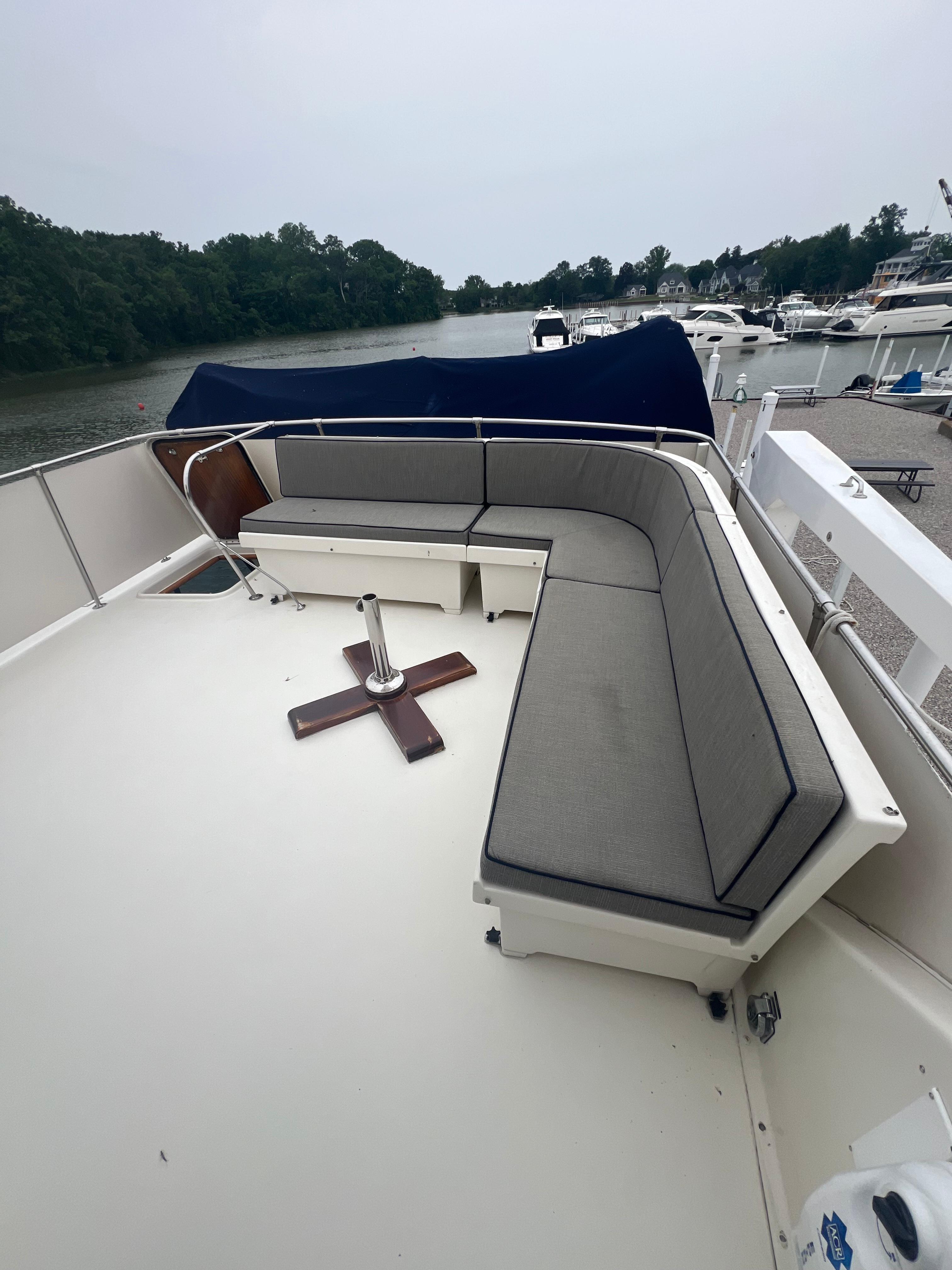 Hatteras-61 CPMY 1984-MY CHANTICLEER MI-US-Bridge deck lounge-9842121 | Thumbnail