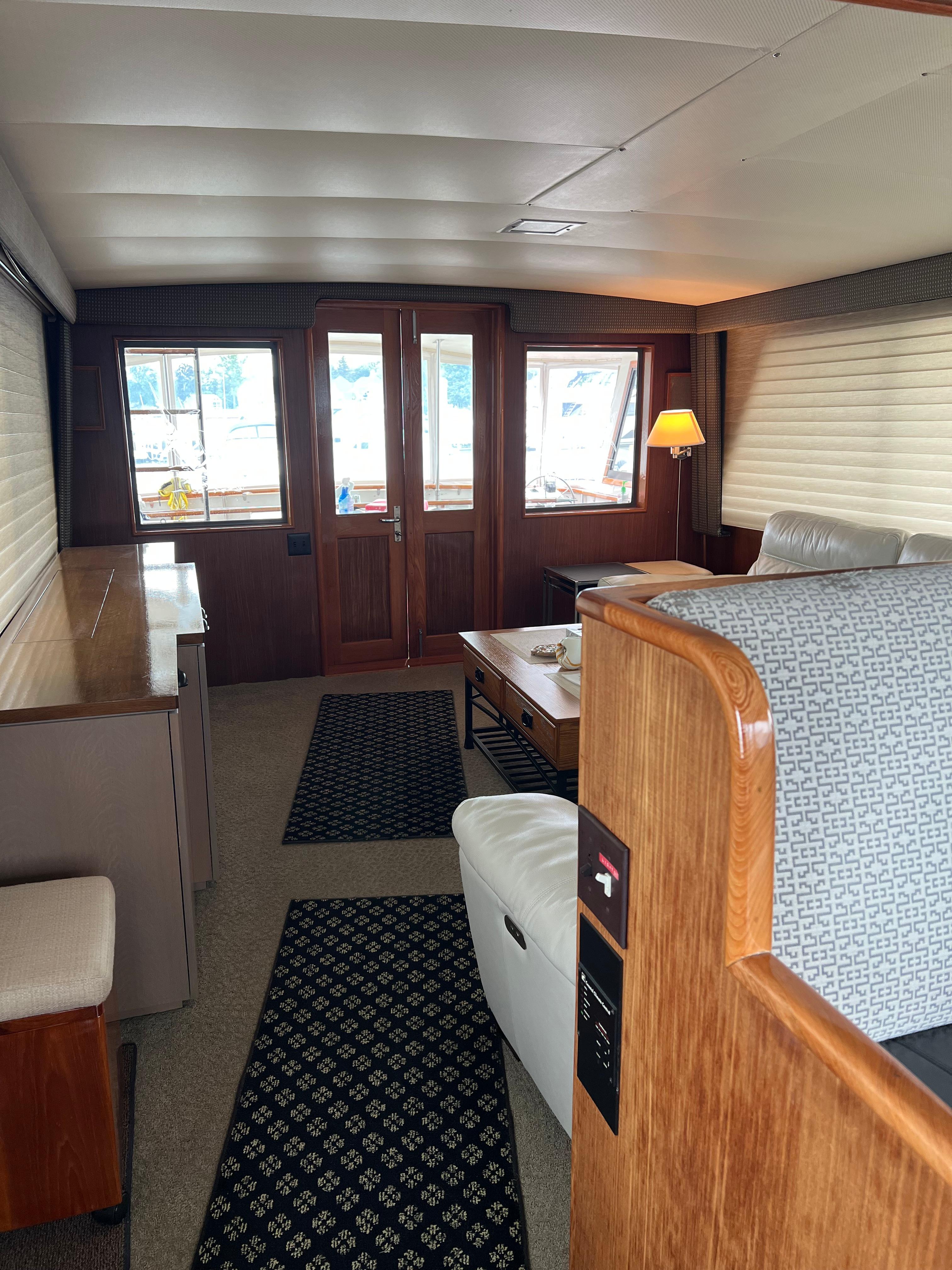 Hatteras-61 CPMY 1984-MY CHANTICLEER MI-US-Salon aft-9842121 | Thumbnail