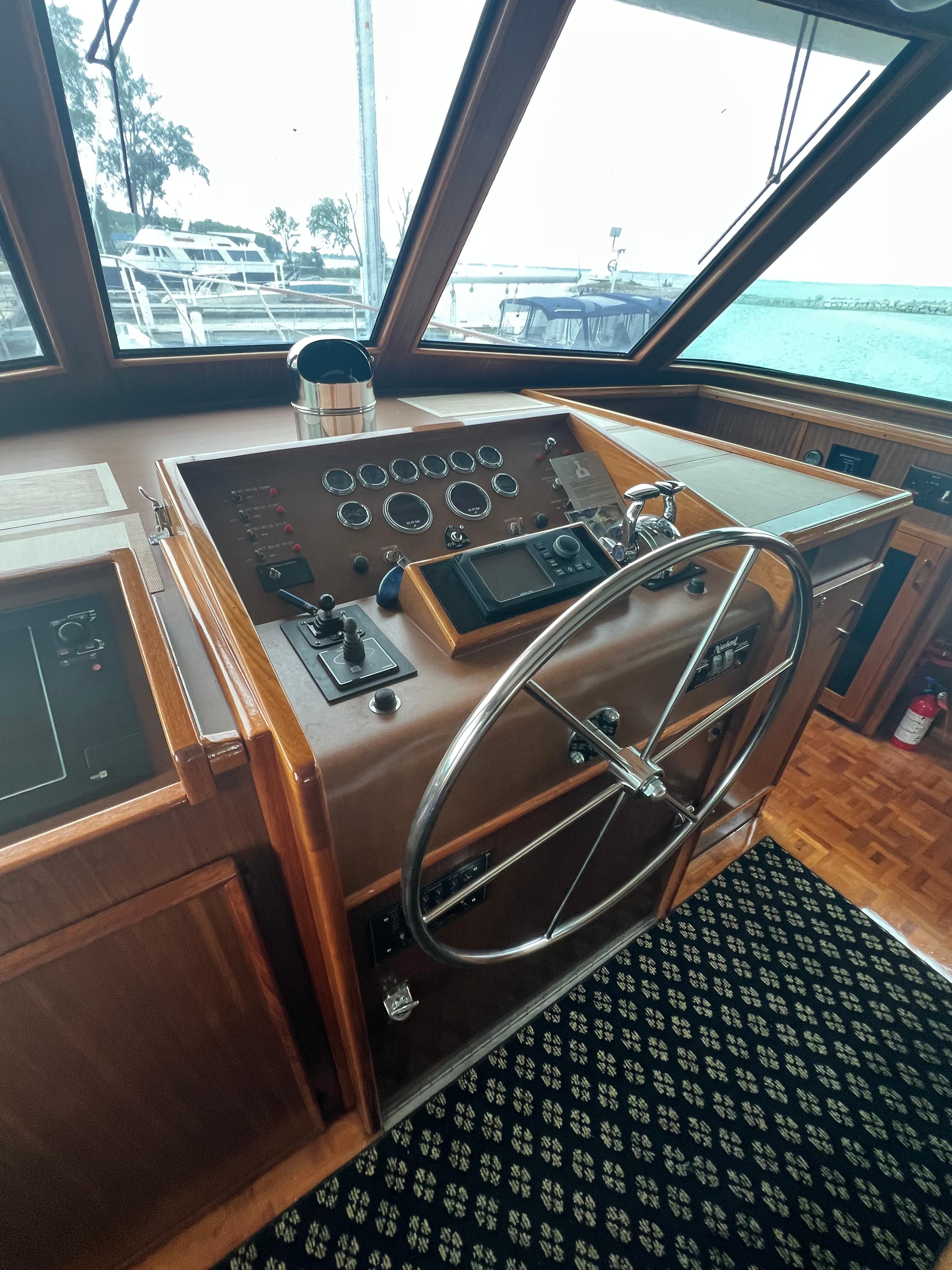 Hatteras-61 CPMY 1984-MY CHANTICLEER MI-US-Pilothouse helm-9842121 | Thumbnail