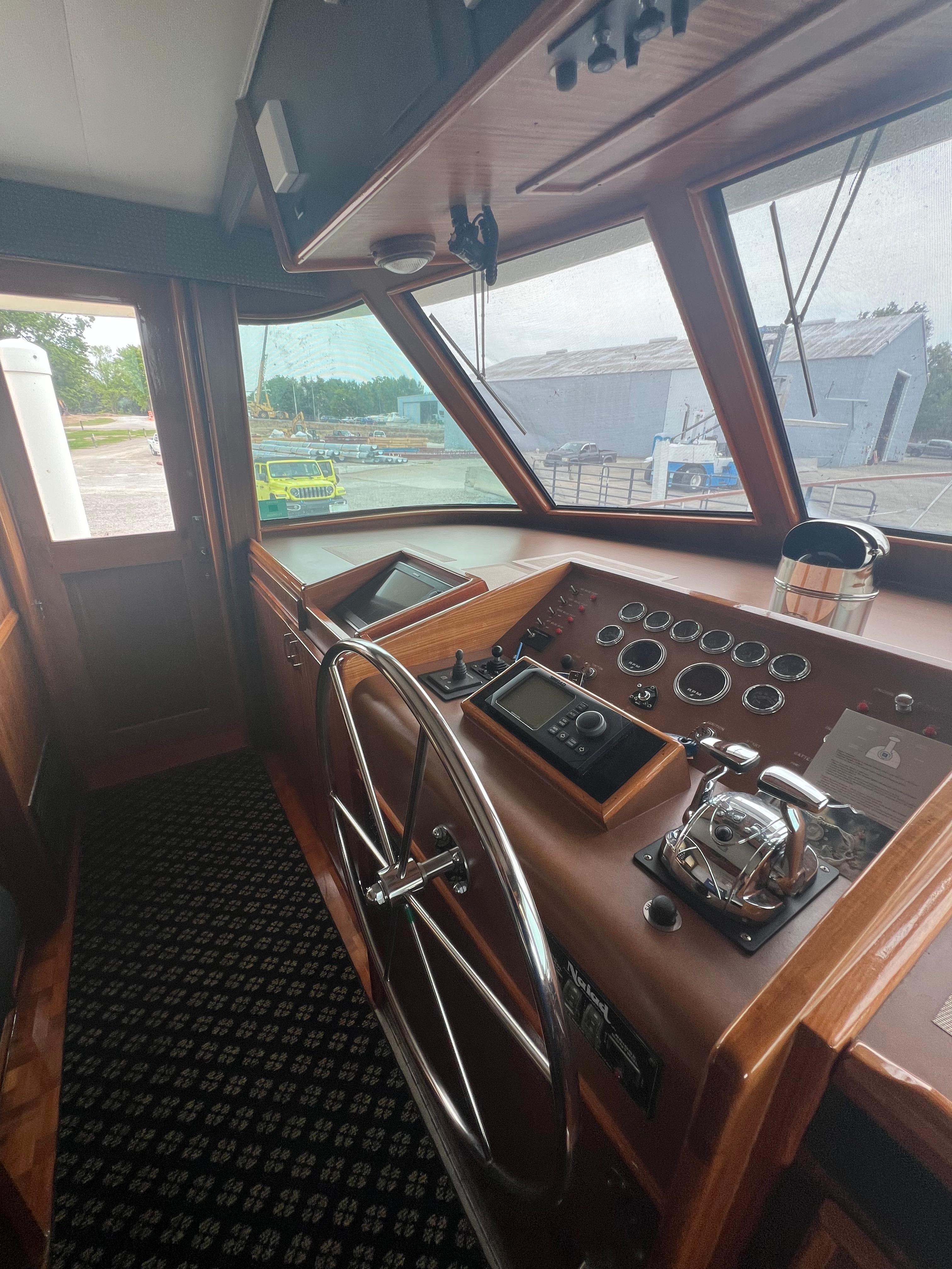 Hatteras-61 CPMY 1984-MY CHANTICLEER MI-US-Pilothouse helm-9842121 | Thumbnail