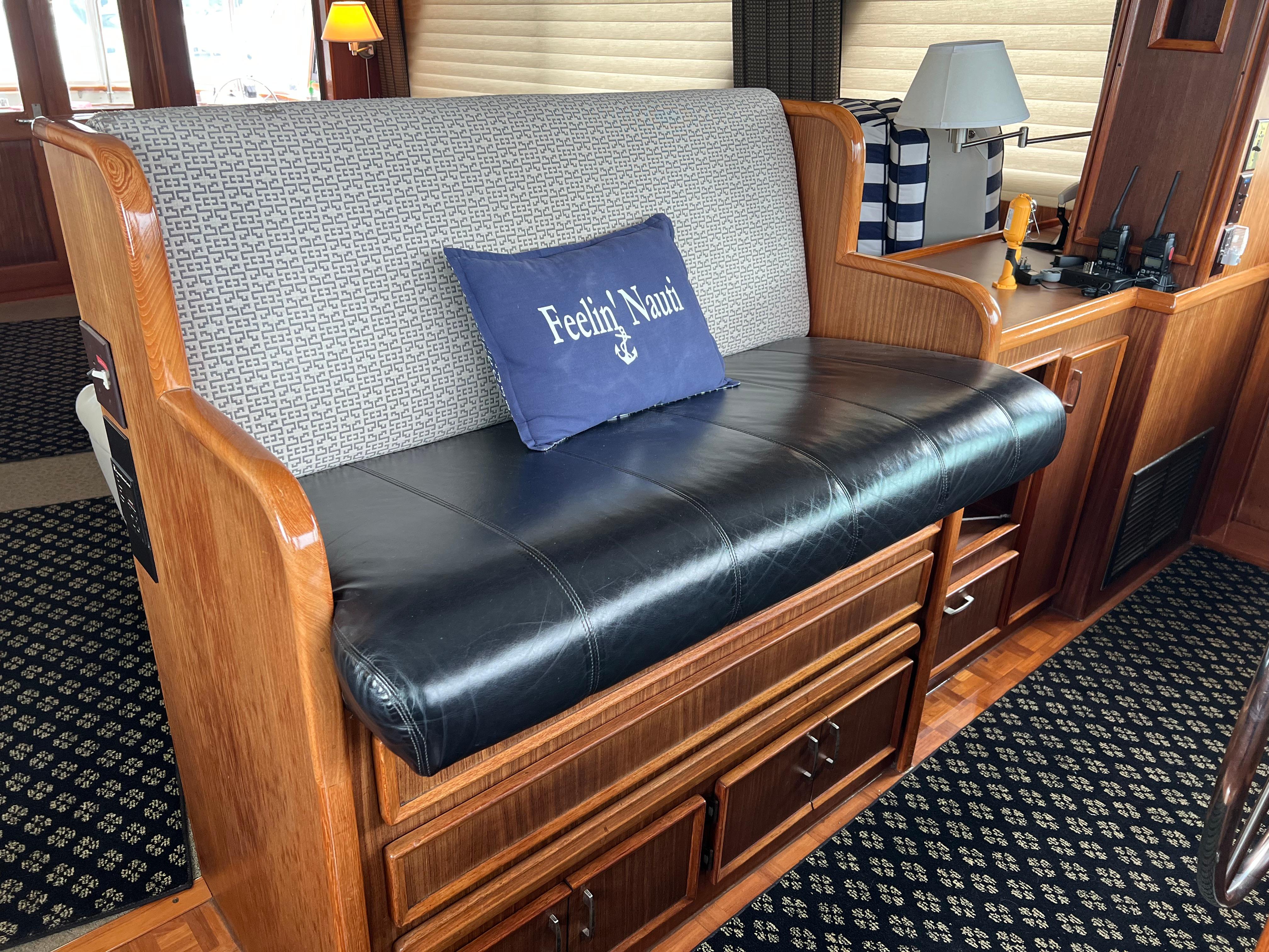 Hatteras-61 CPMY 1984-MY CHANTICLEER MI-US-Pilothouse bench seat-9842121 | Thumbnail