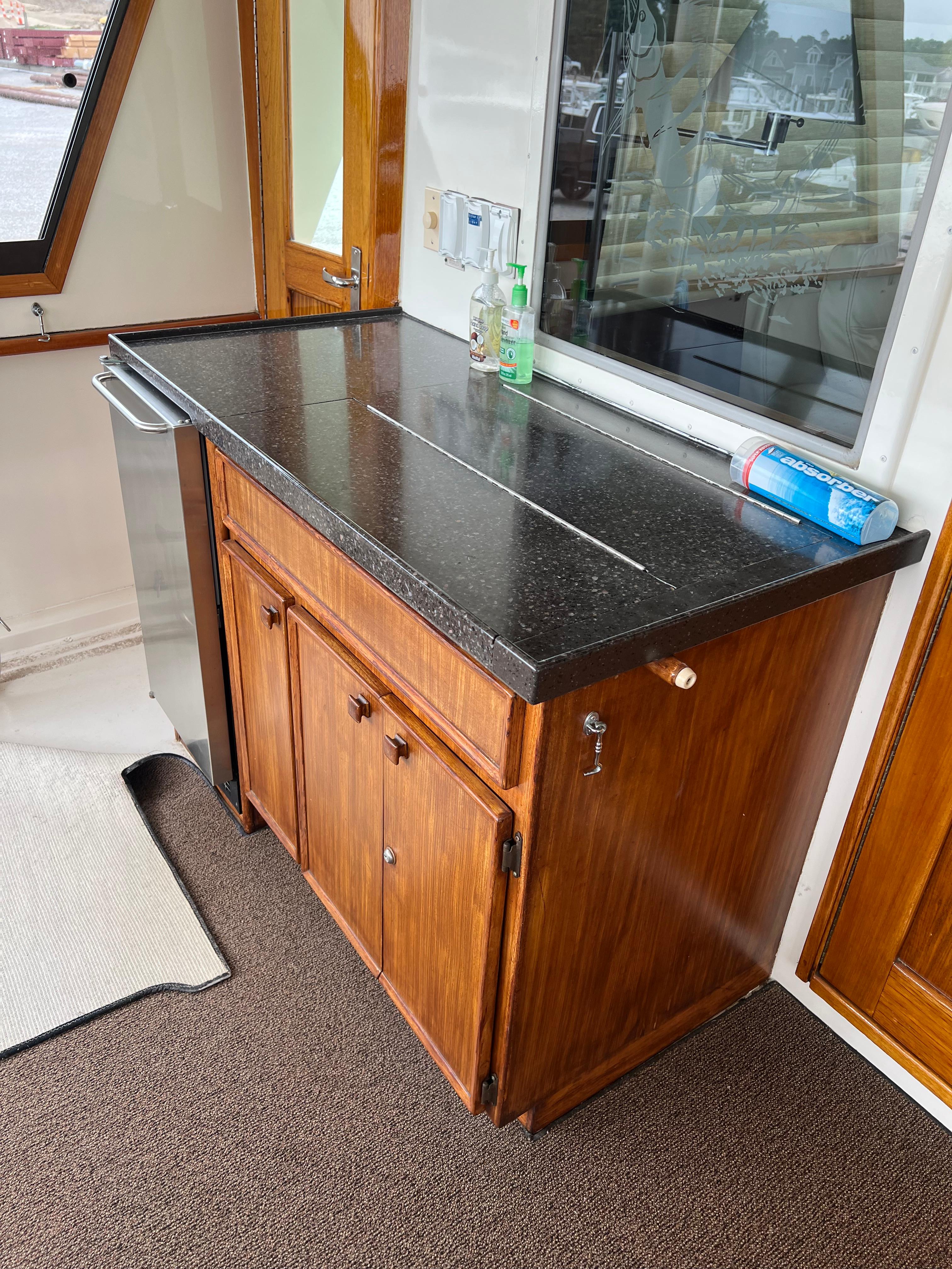 Hatteras-61 CPMY 1984-MY CHANTICLEER MI-US-Aft wet bar-9842121 | Thumbnail