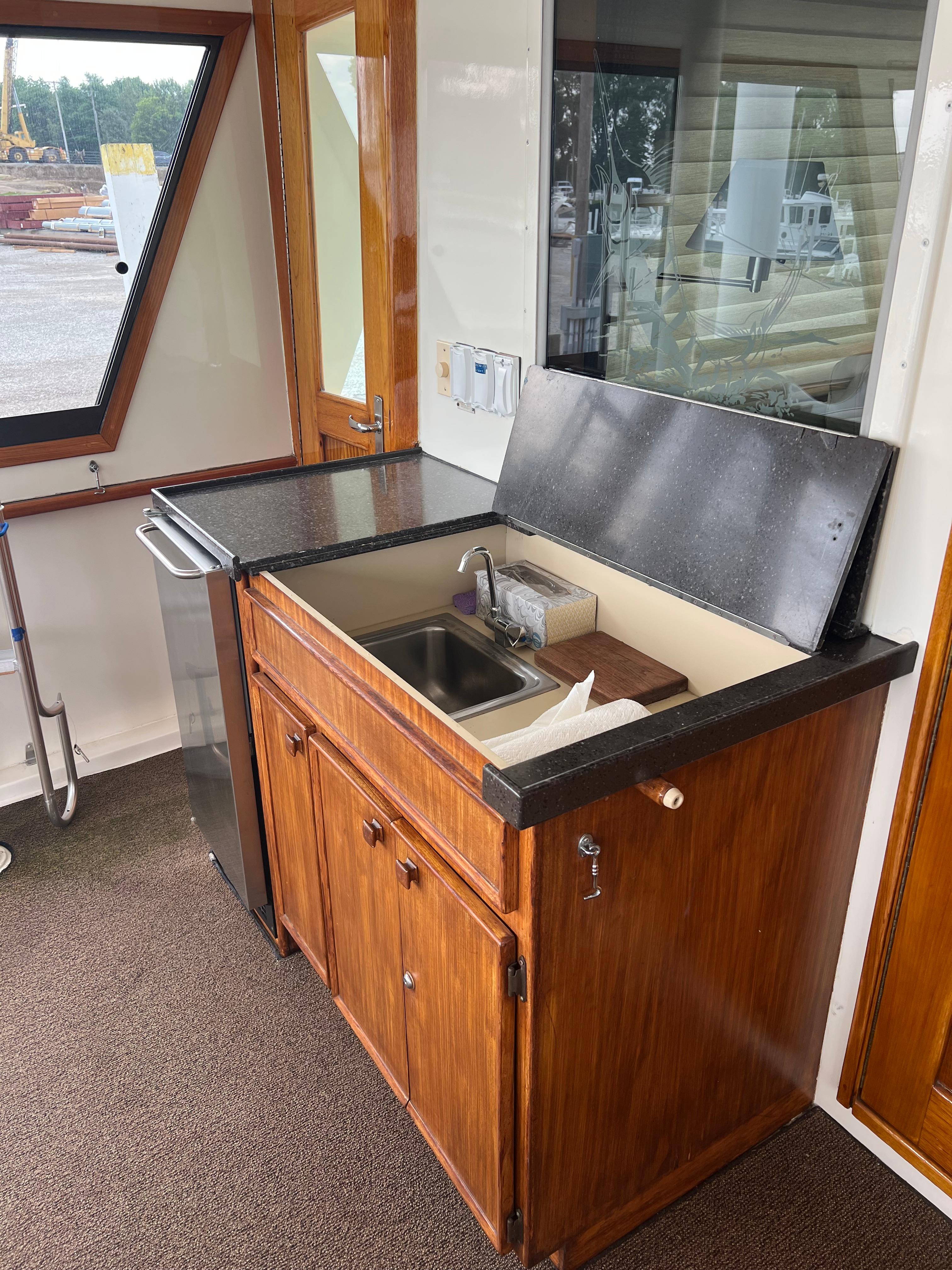 Hatteras-61 CPMY 1984-MY CHANTICLEER MI-US-Aft deck wet bar-9842121 | Thumbnail