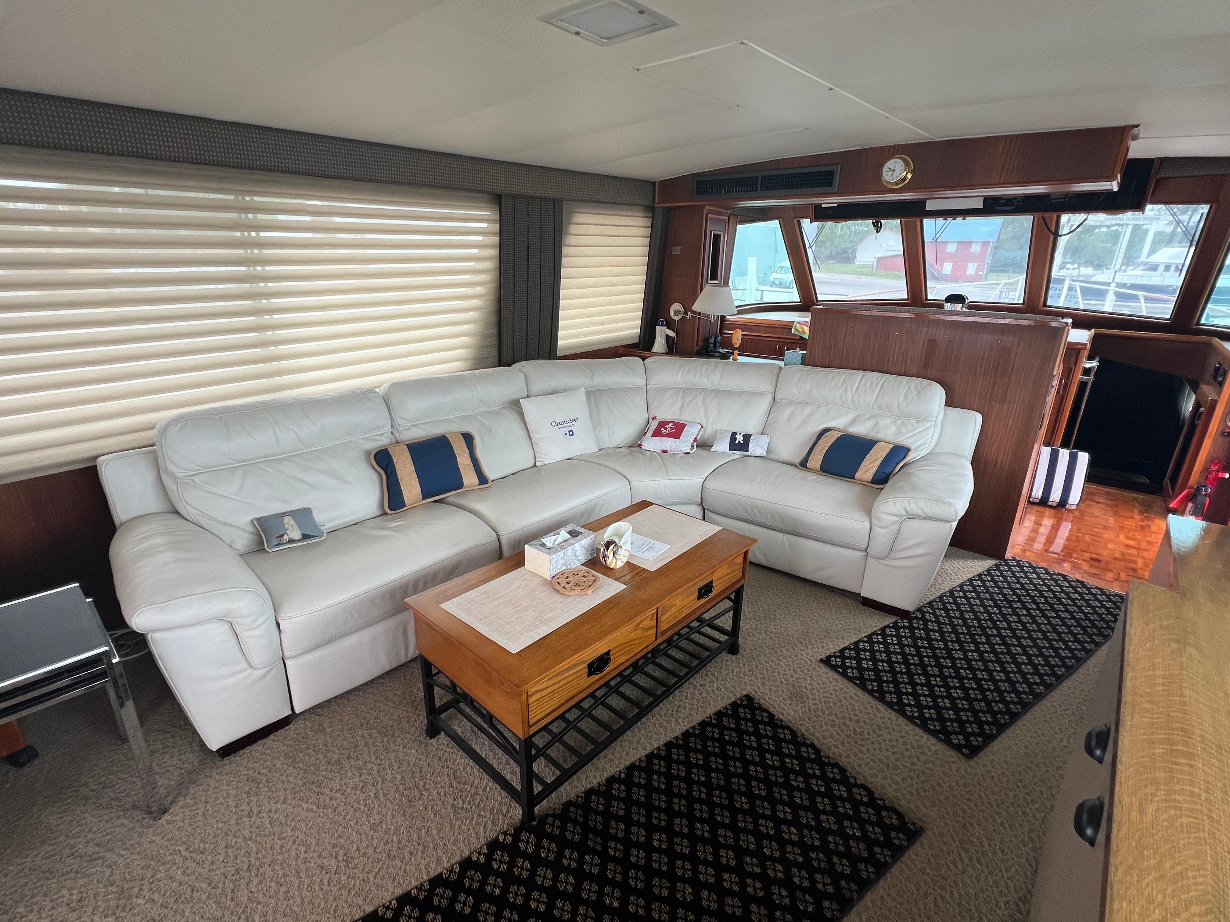 Hatteras-61 CPMY 1984-MY CHANTICLEER MI-US-Salon sofa-9842121 | Thumbnail