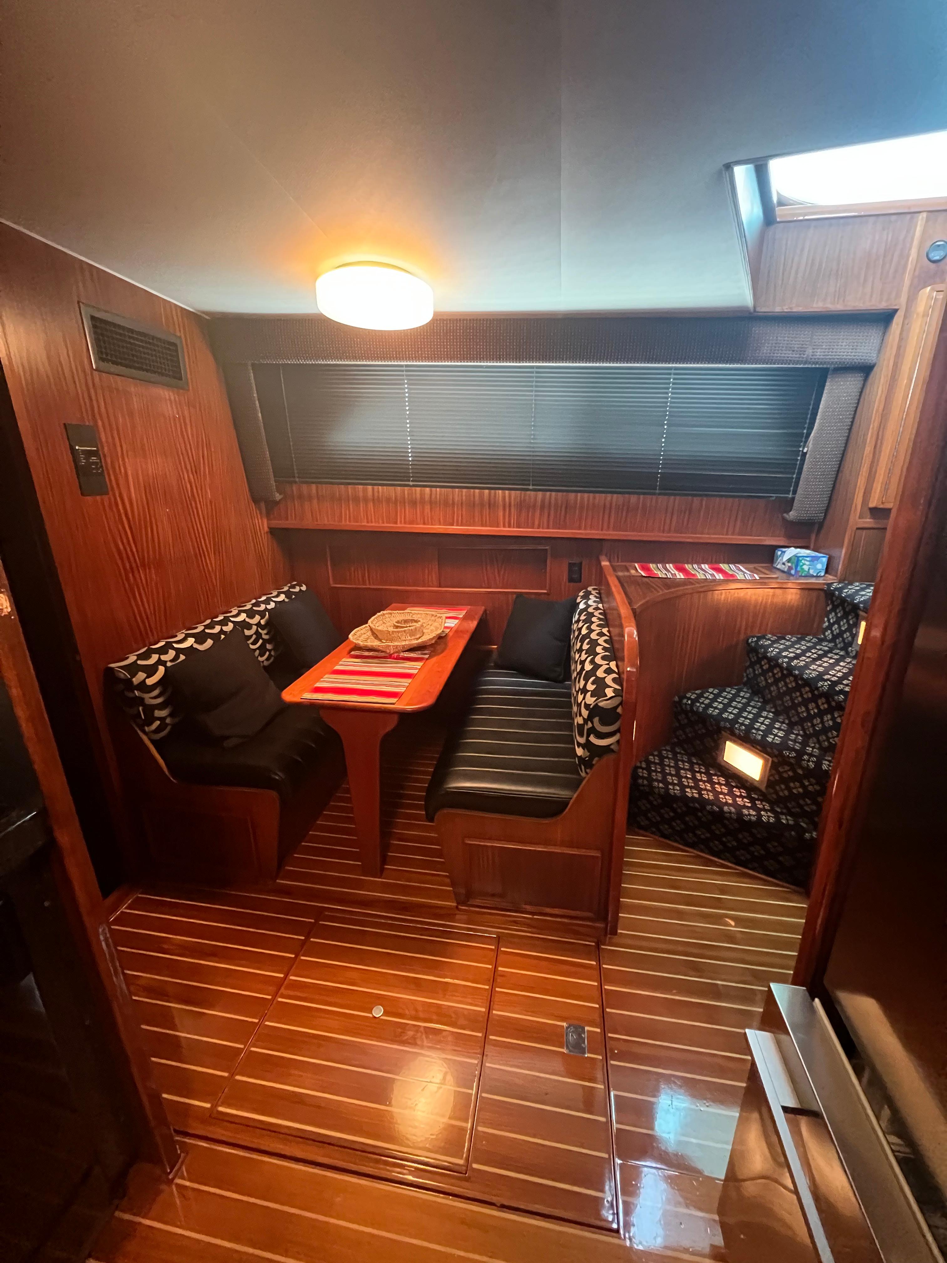 Hatteras-61 CPMY 1984-MY CHANTICLEER MI-US-Dinette-9842121 | Thumbnail