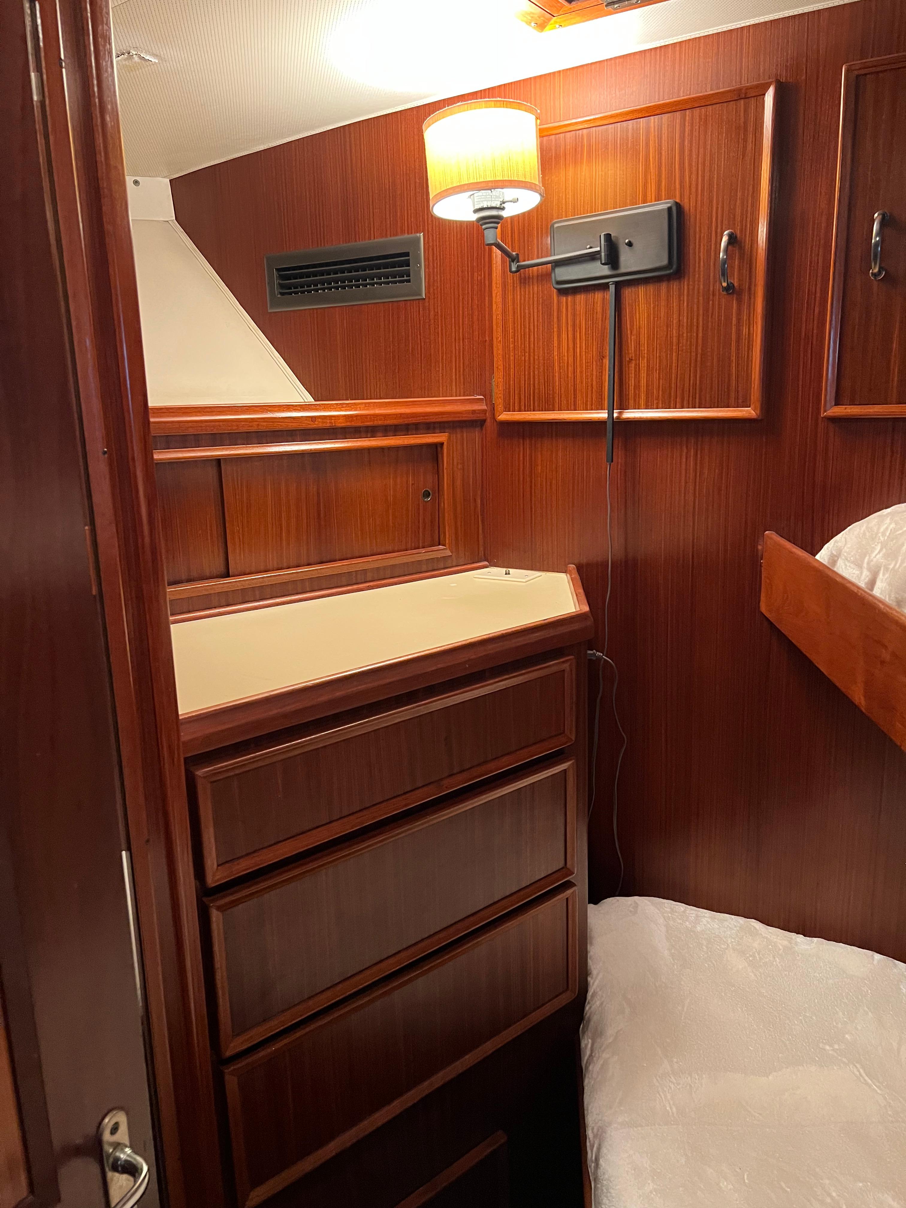 Hatteras-61 CPMY 1984-MY CHANTICLEER MI-US-Forward bunk room-9842121 | Thumbnail