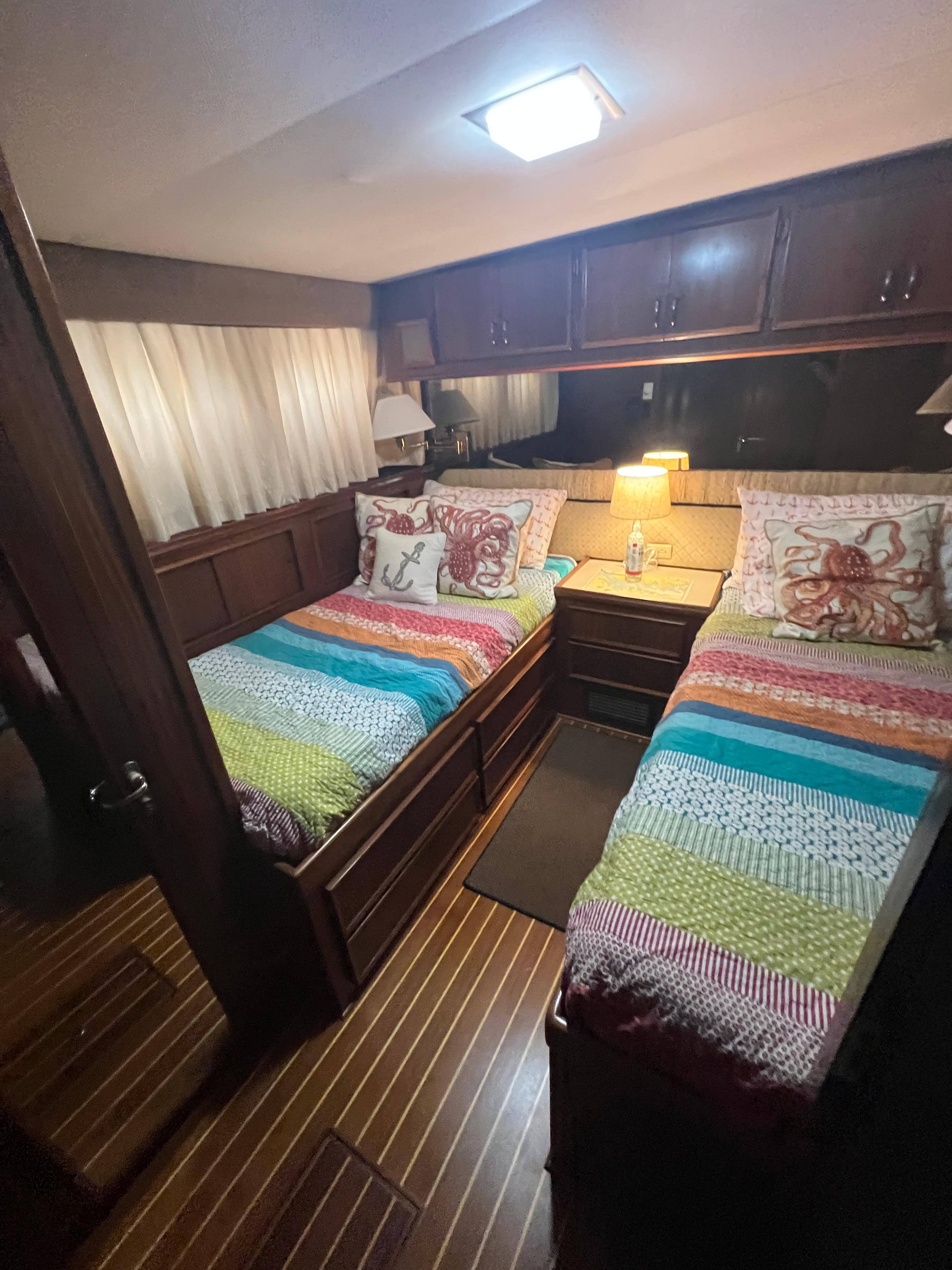 Hatteras-61 CPMY 1984-MY CHANTICLEER MI-US-Port gust room-9842121 | Thumbnail