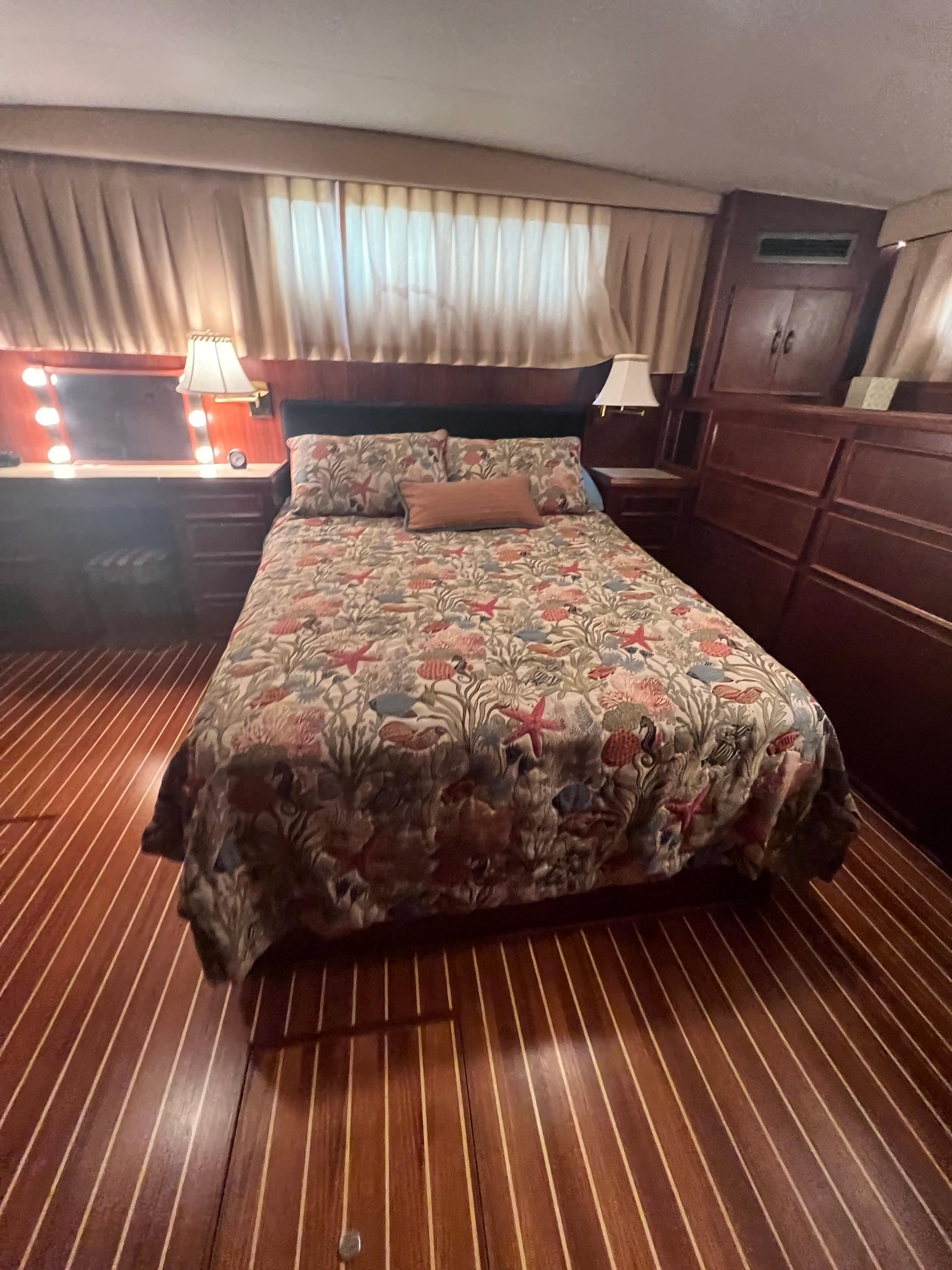 Hatteras-61 CPMY 1984-MY CHANTICLEER MI-US-Master bed-9842121 | Thumbnail