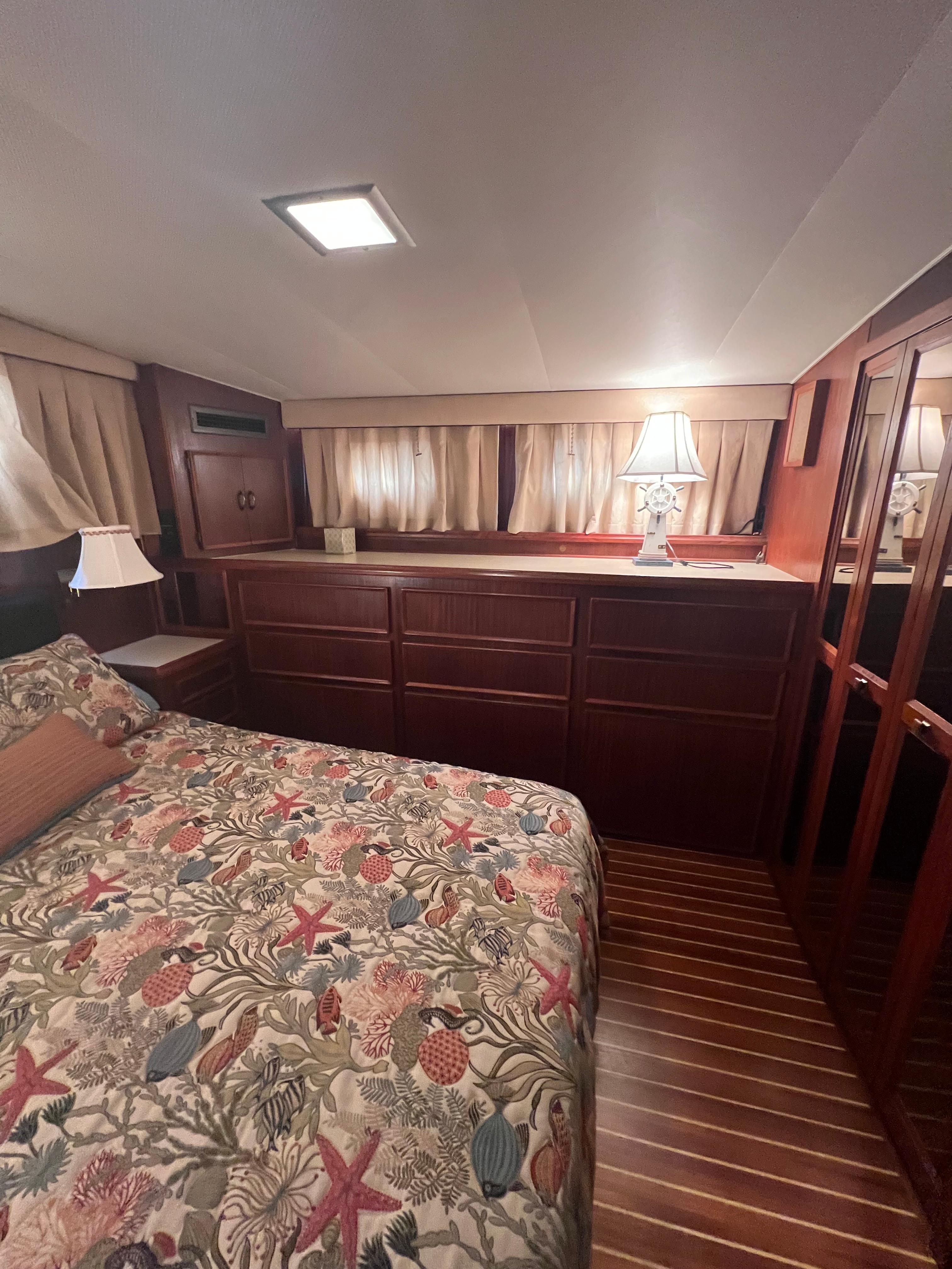 Hatteras-61 CPMY 1984-MY CHANTICLEER MI-US-Master stateroom-9842121 | Thumbnail