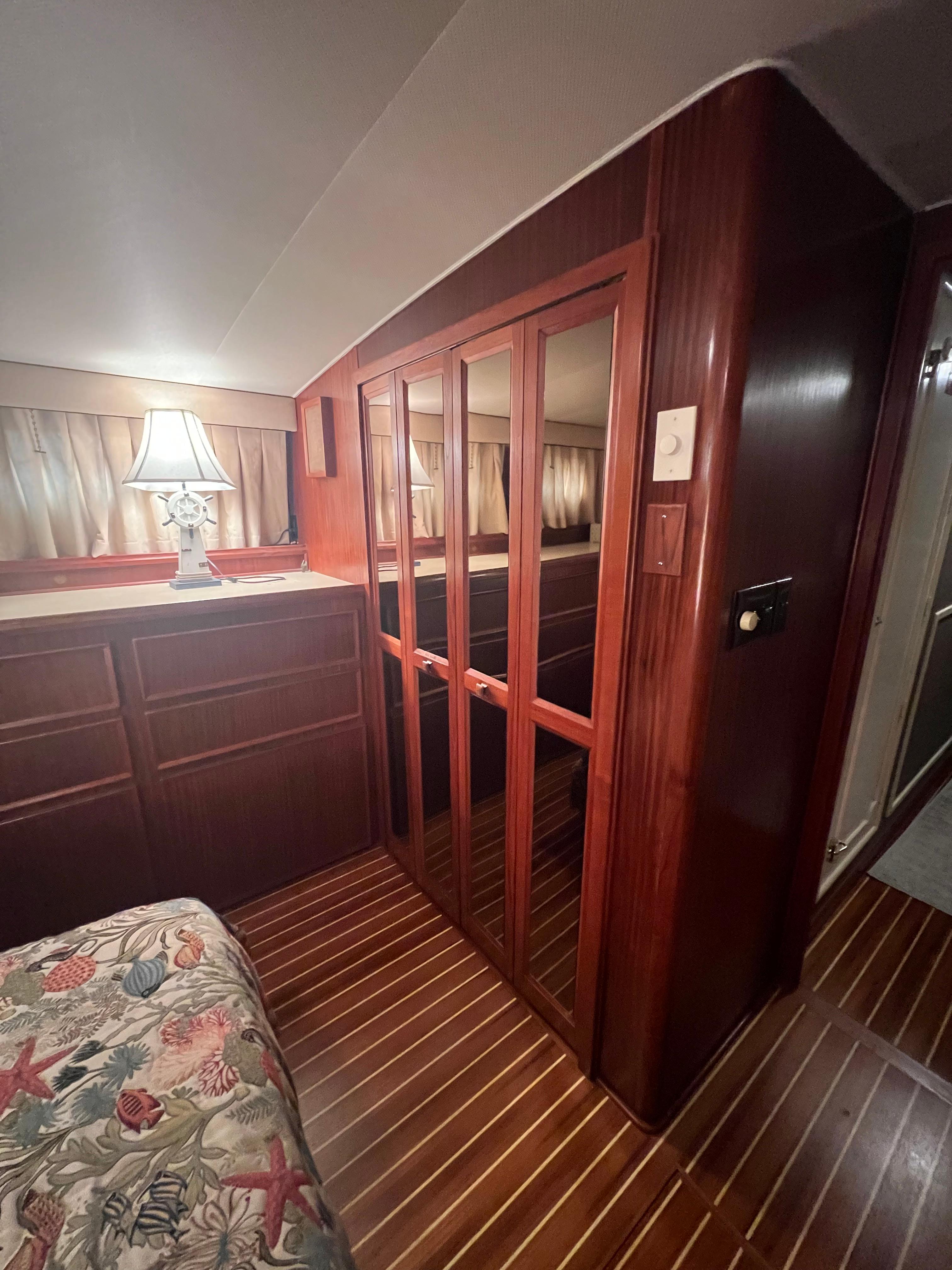 Hatteras-61 CPMY 1984-MY CHANTICLEER MI-US-Master stateroom-9842121 | Thumbnail
