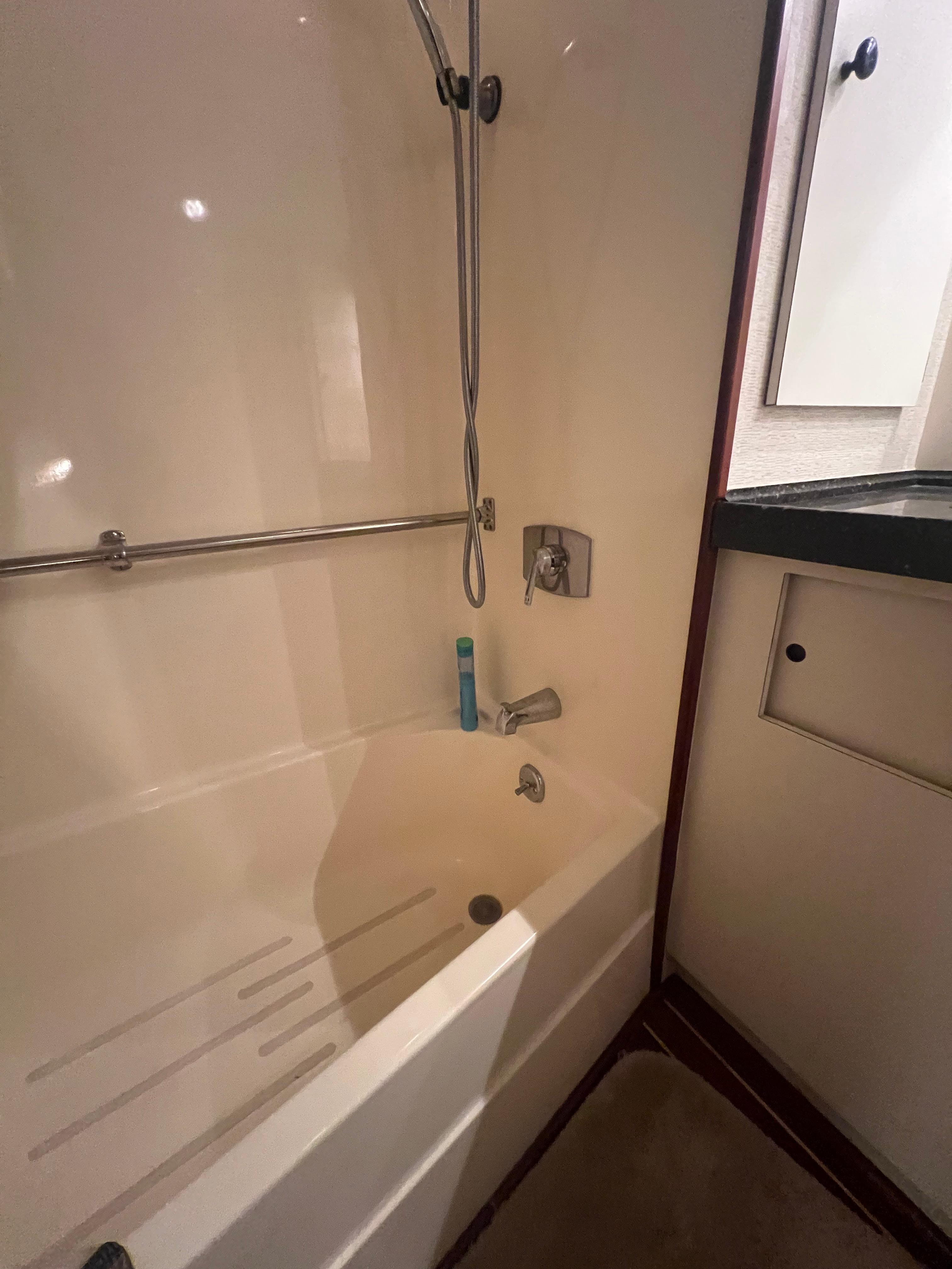 Hatteras-61 CPMY 1984-MY CHANTICLEER MI-US-Master bath-9842121 | Thumbnail
