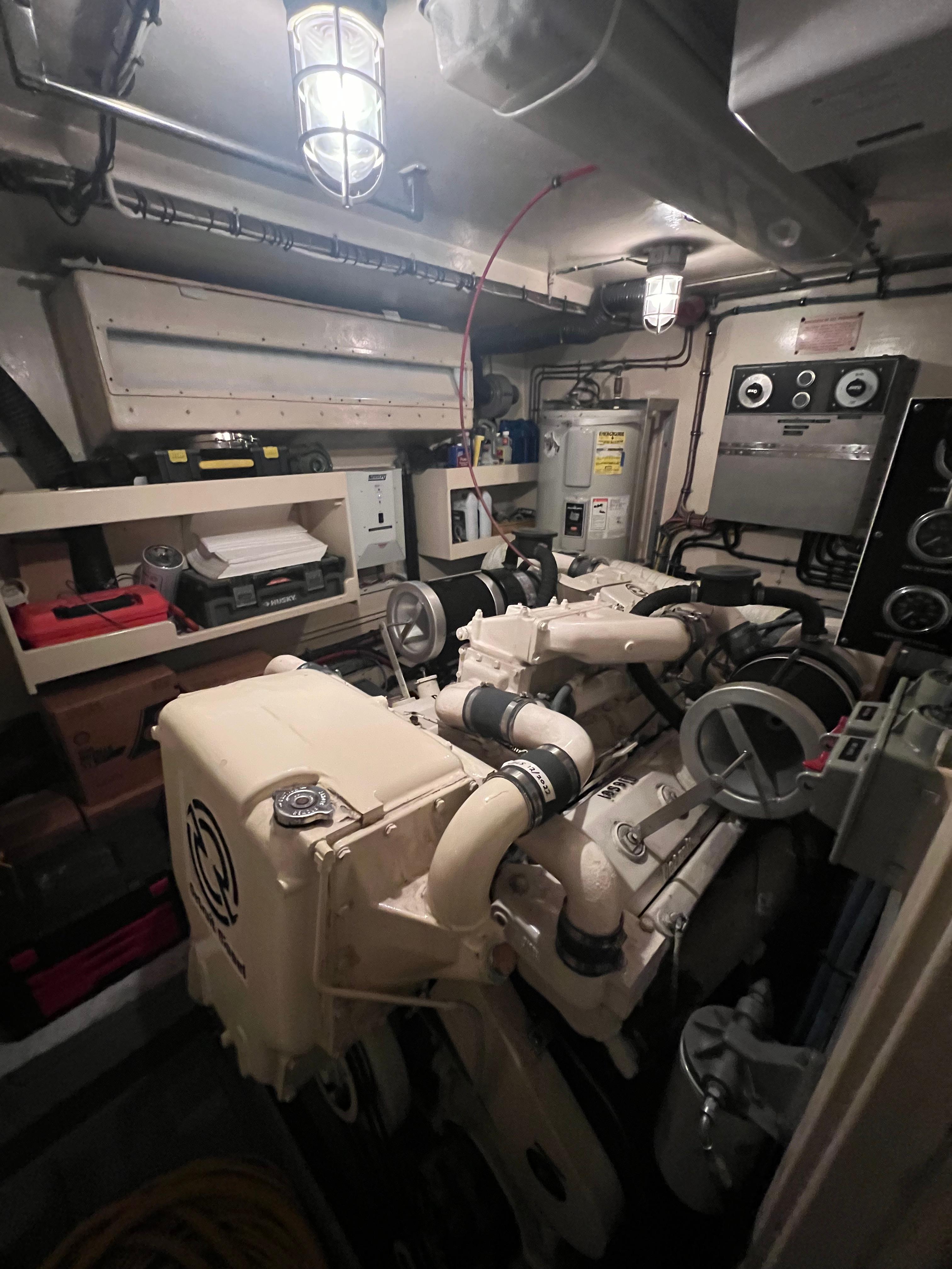 Hatteras-61 CPMY 1984-MY CHANTICLEER MI-US-Engine room-9842121 | Thumbnail