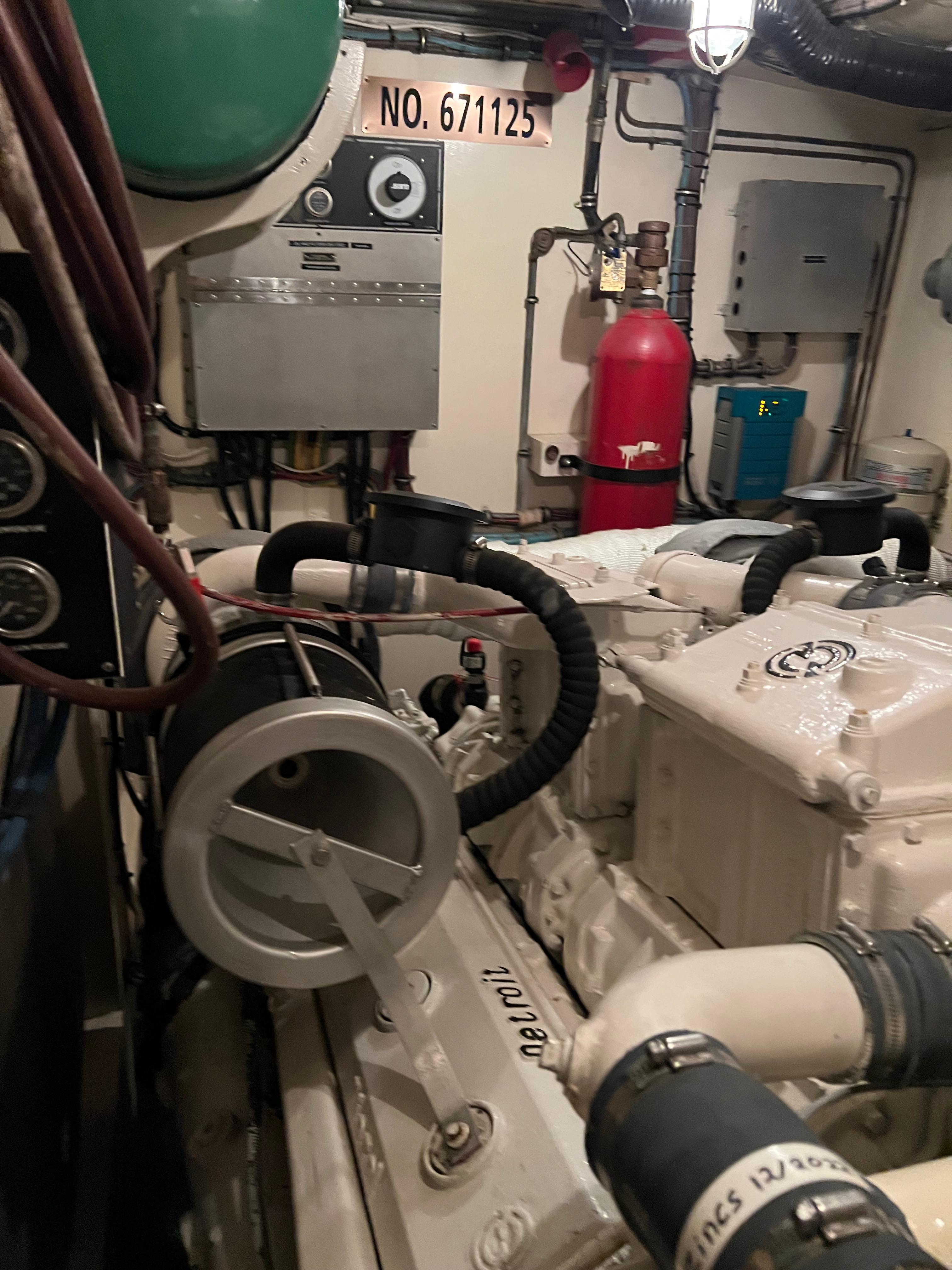 Hatteras-61 CPMY 1984-MY CHANTICLEER MI-US-Engine room-9842121 | Thumbnail