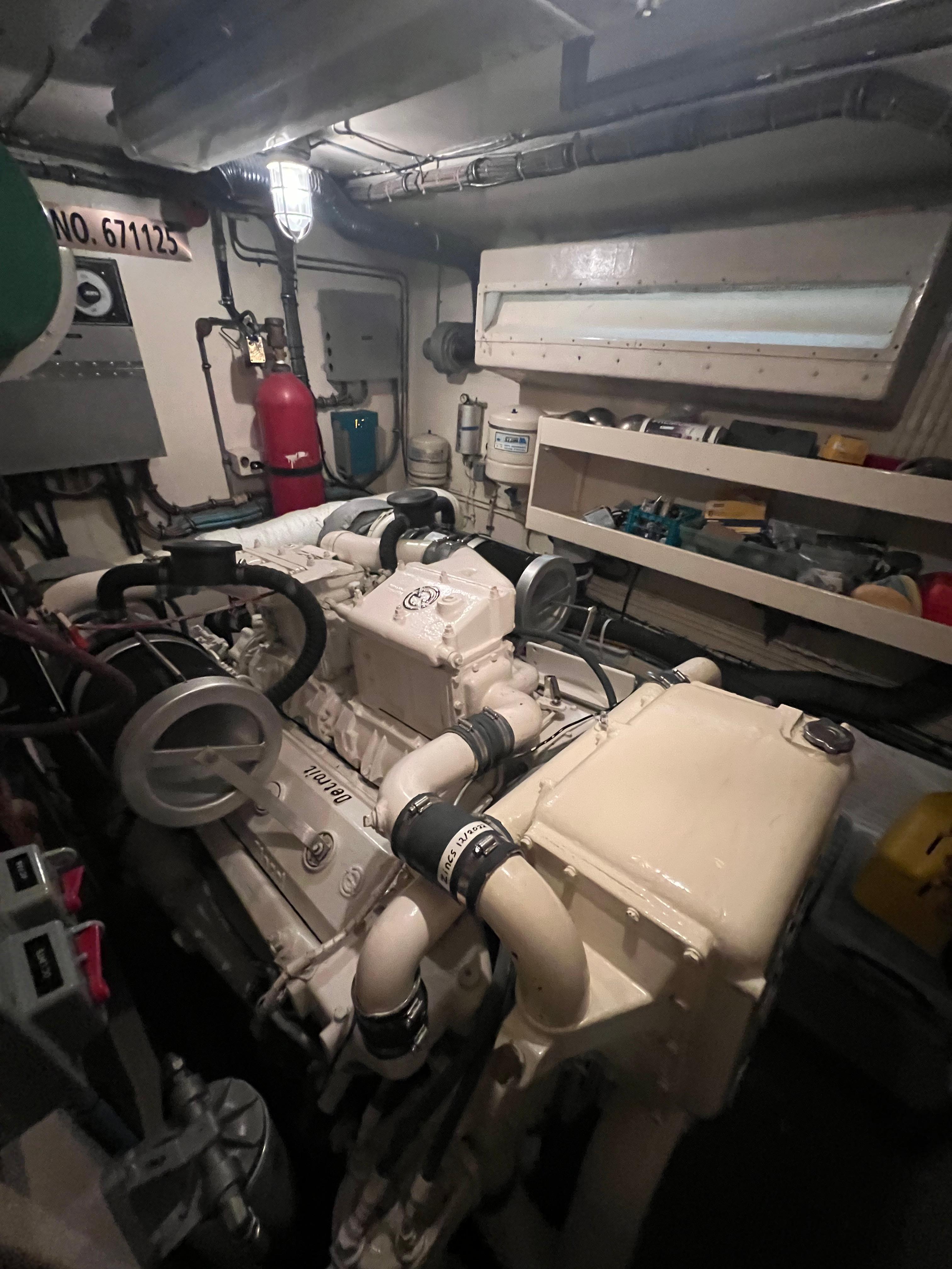 Hatteras-61 CPMY 1984-MY CHANTICLEER MI-US-Engine room-9842121 | Thumbnail