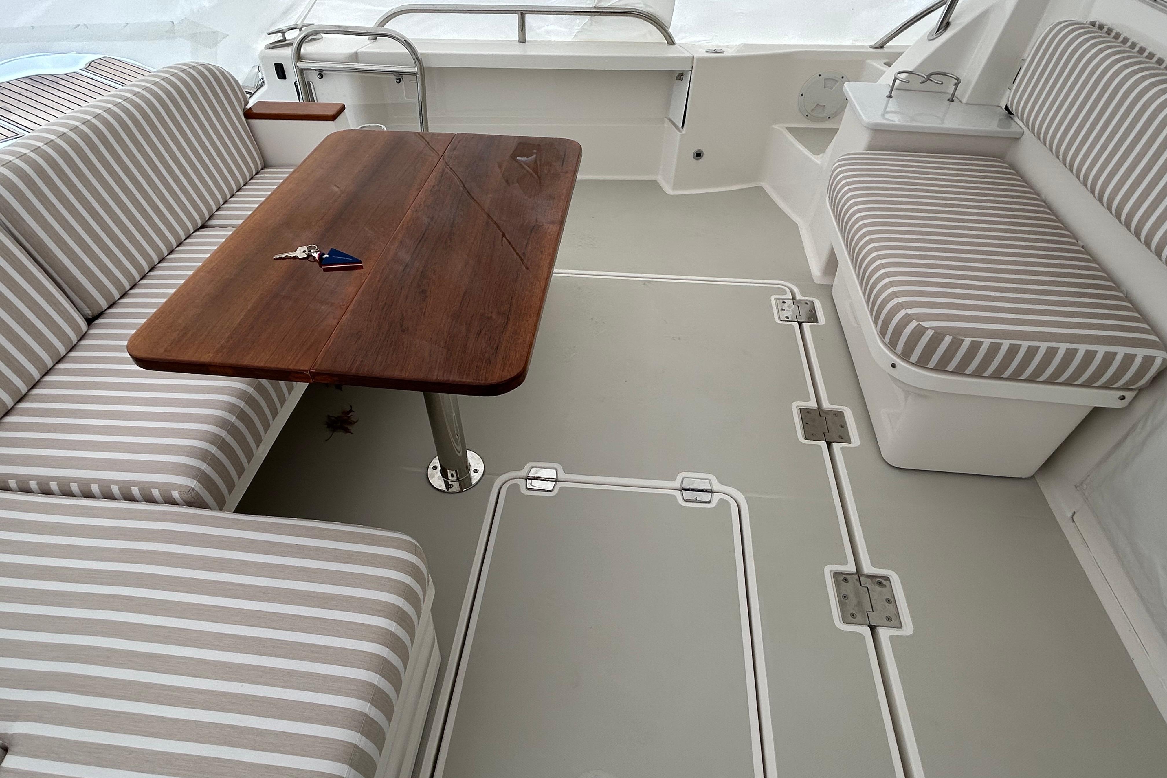 Comfortable, social cockpit