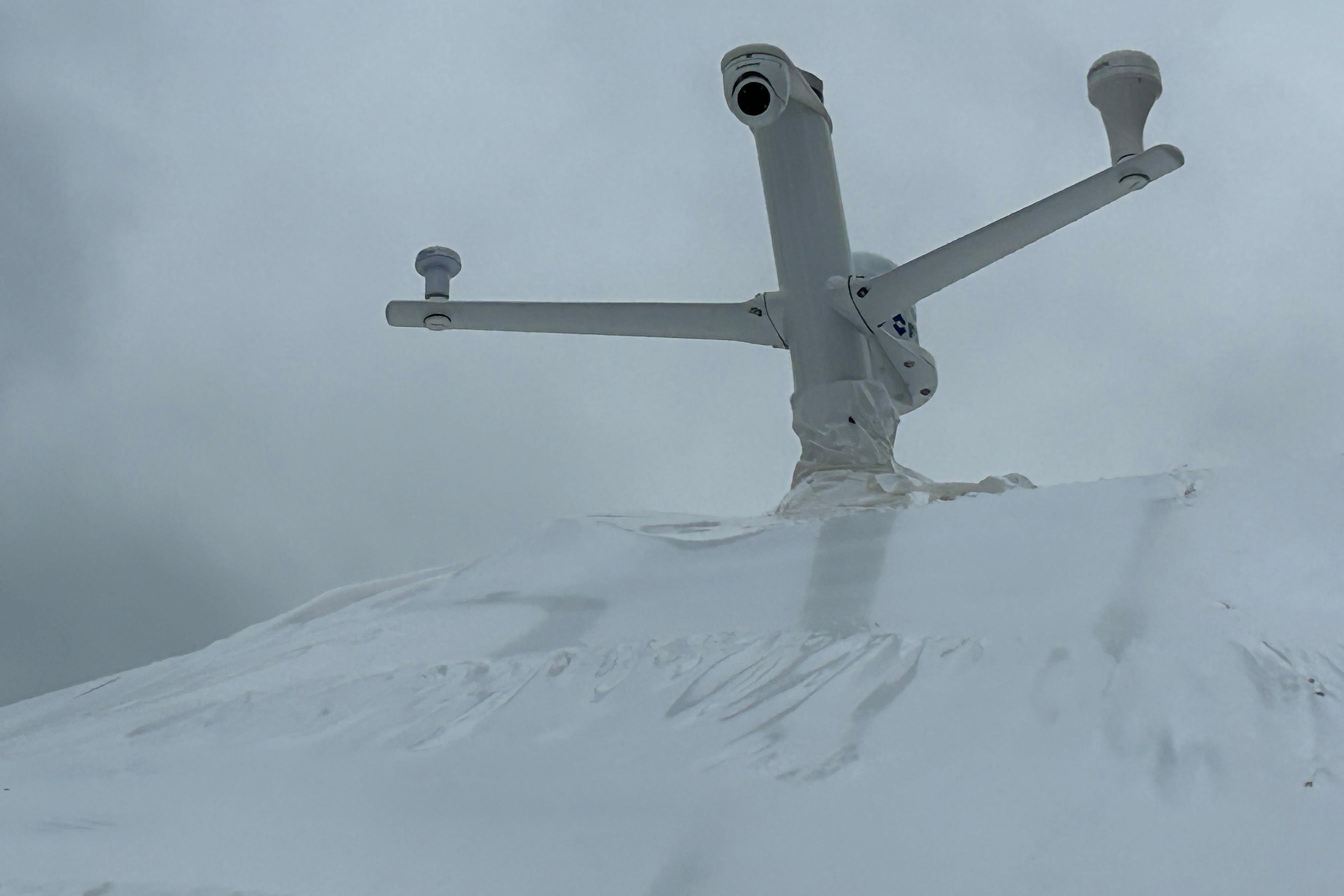 Mast with aft facing camera