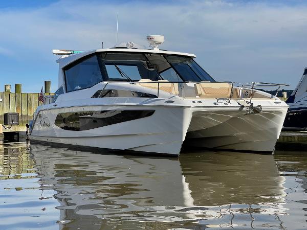 Aquila 36 - Exterior starboard profile on water