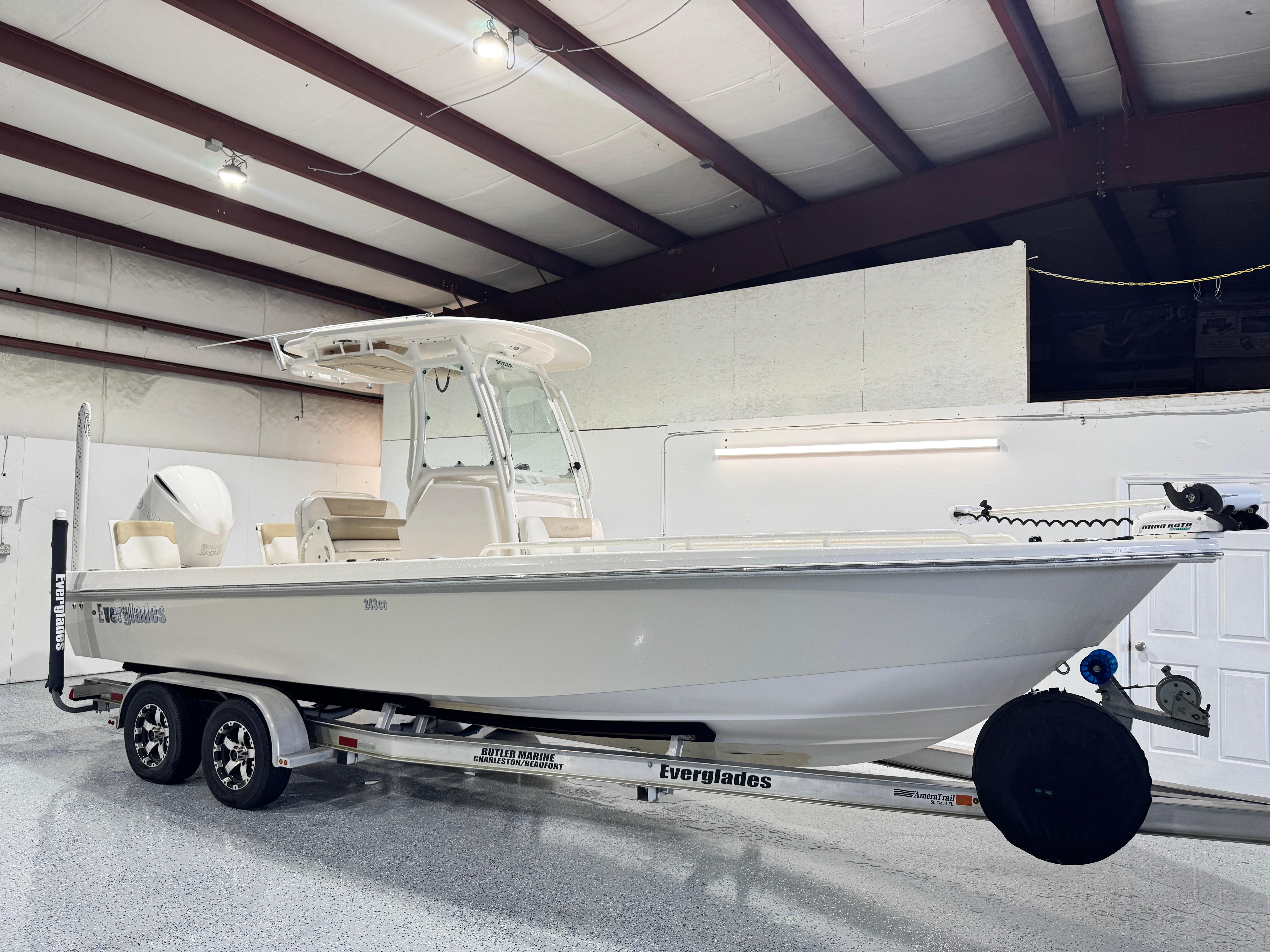 2014 Everglades 243 Center Console