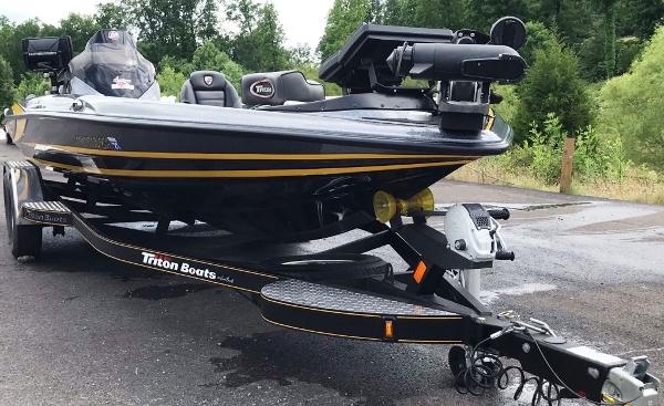 2015 Triton boat for sale, model of the boat is 21 TRX & Image # 3 of 21