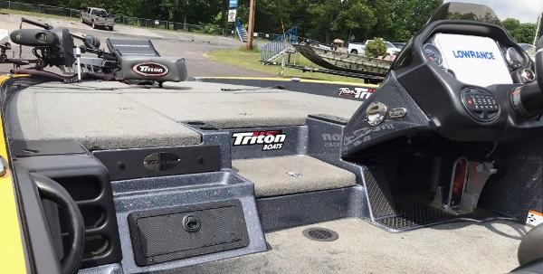 2015 Triton boat for sale, model of the boat is 21 TRX & Image # 15 of 21