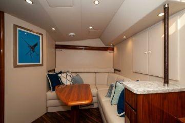 Viking 48 Honu Kai-Dinette