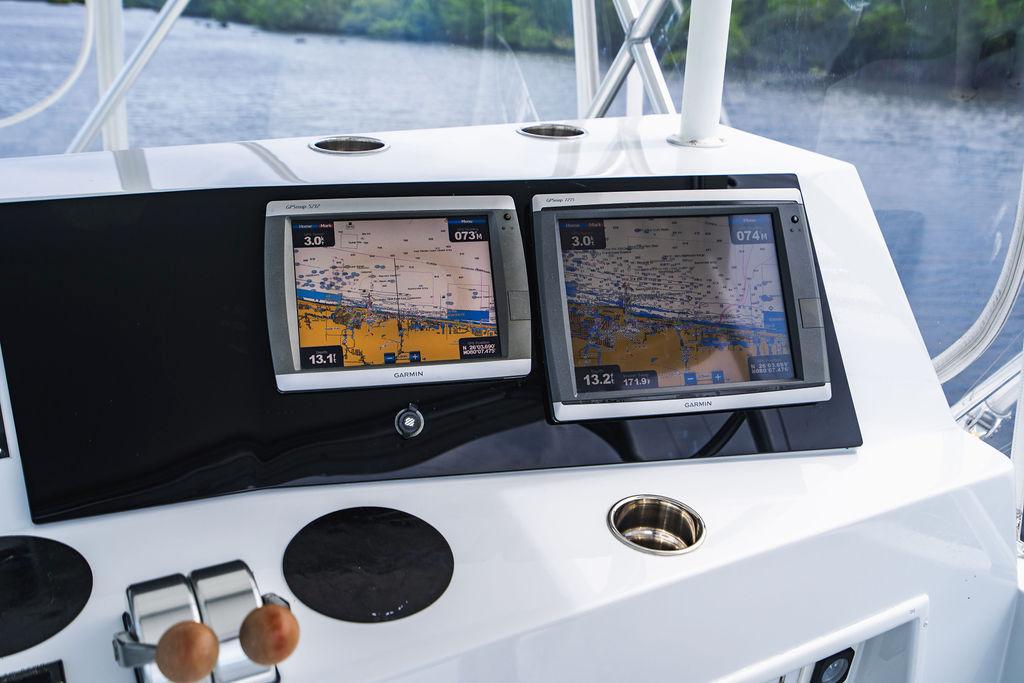 Viking 47 Grace - Helm electronics