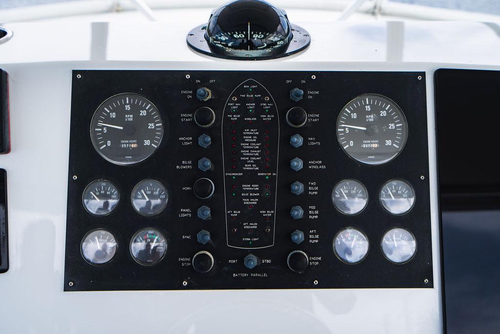 Viking 47 Grace - Helm electronics