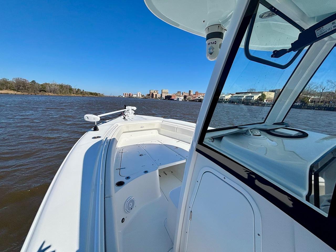 2023 Sea Hunt Gamefish 27 Forward Seating - Image 9