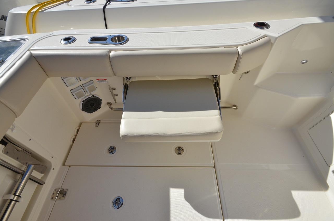 2020 Boston Whaler 325 Conquest