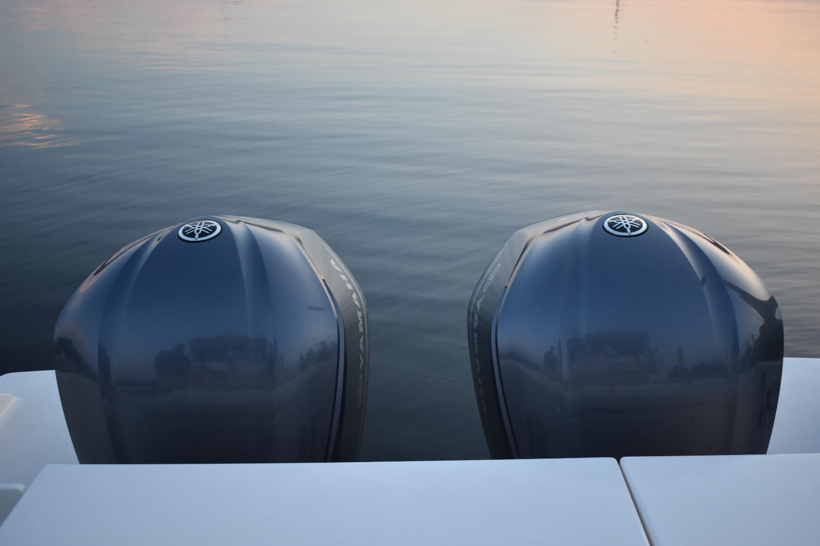 Pursuit 32 Mental Floss - Outboard engines on water
