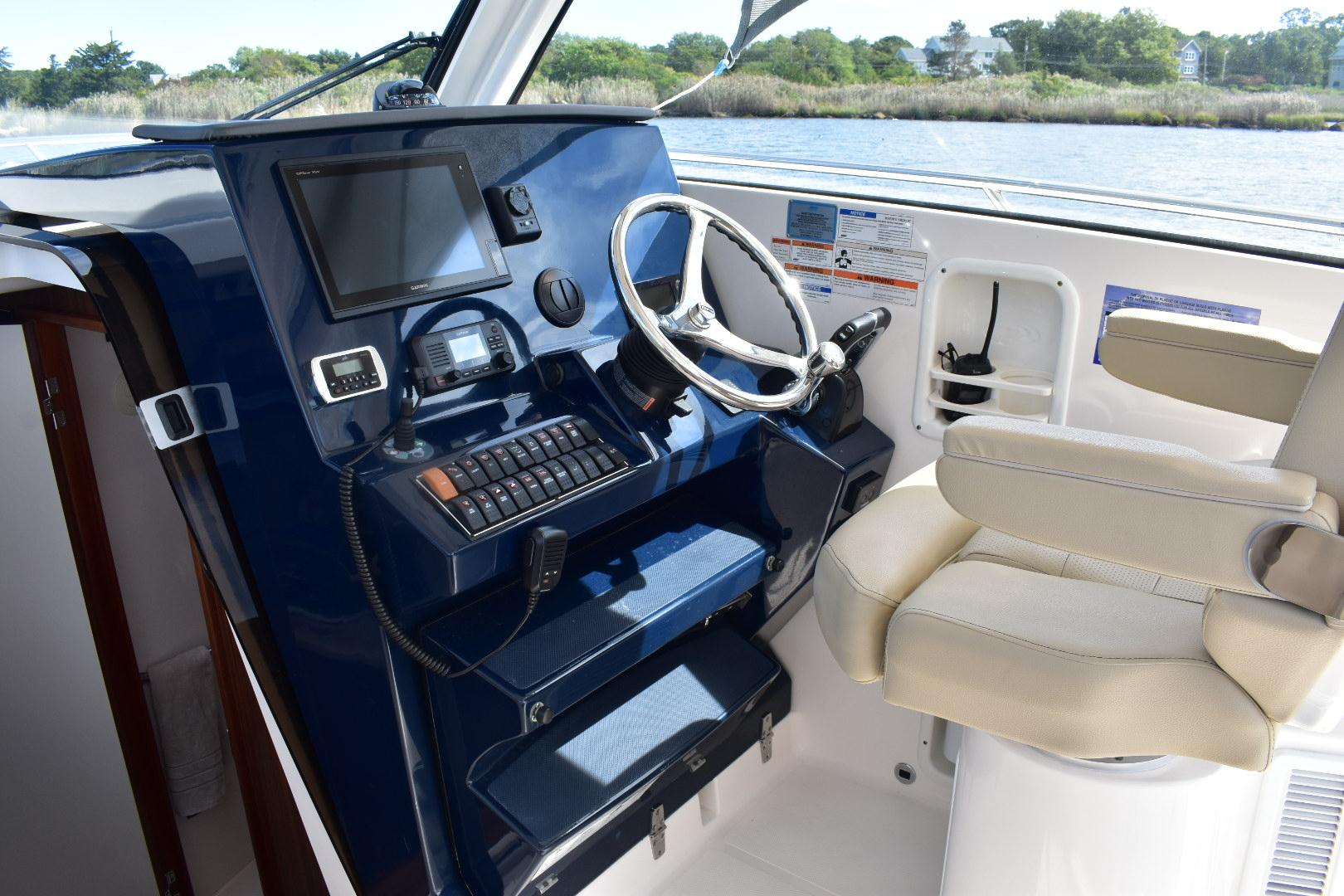 Pursuit 32 Mental Floss - Helm Seating and gauges