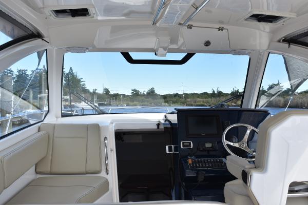 Pursuit 32 Mental Floss - Helm Seating and gauges