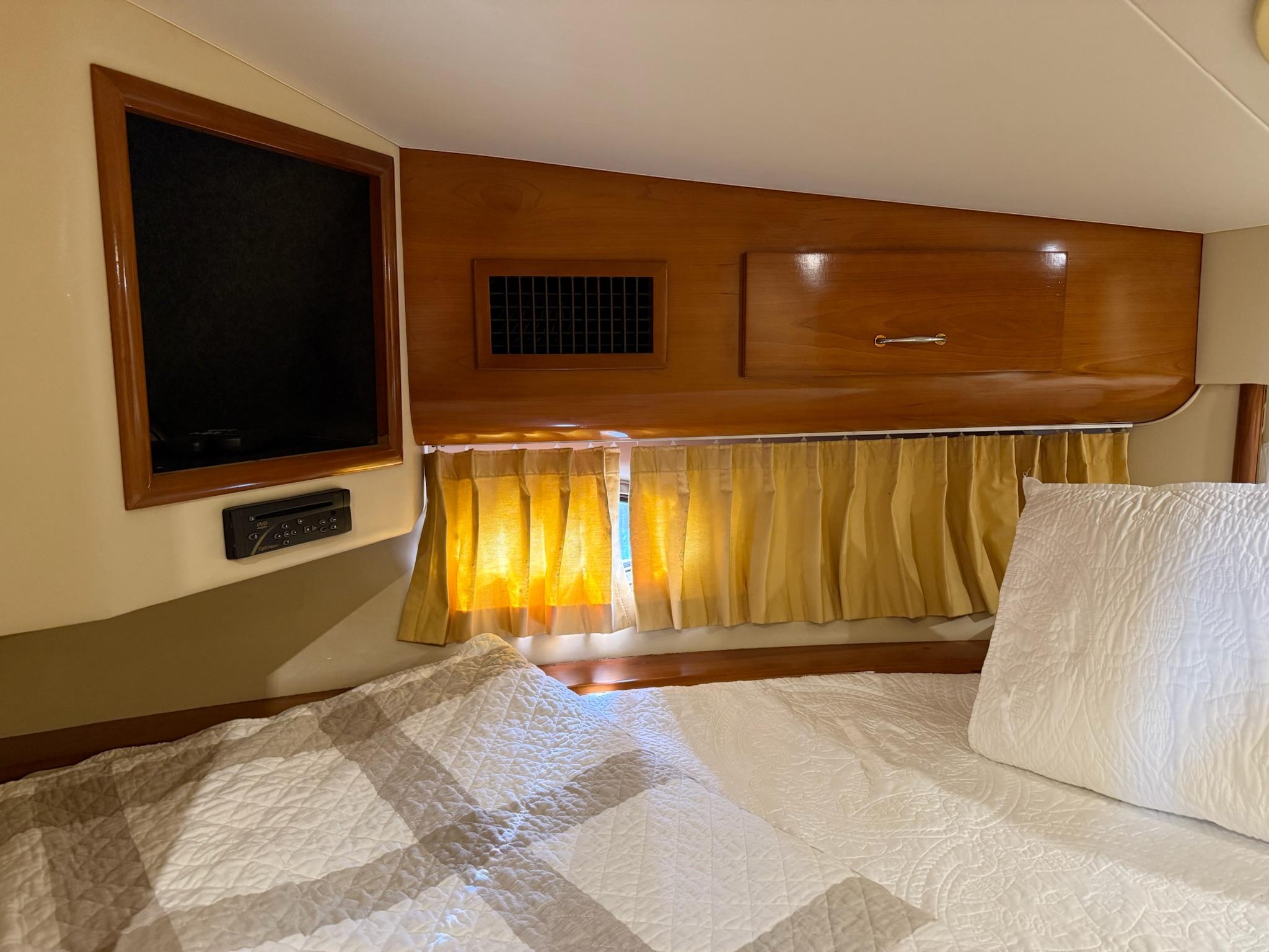 2004-carver-motor-yacht-power-9722265-975471580-0-200320250624-28