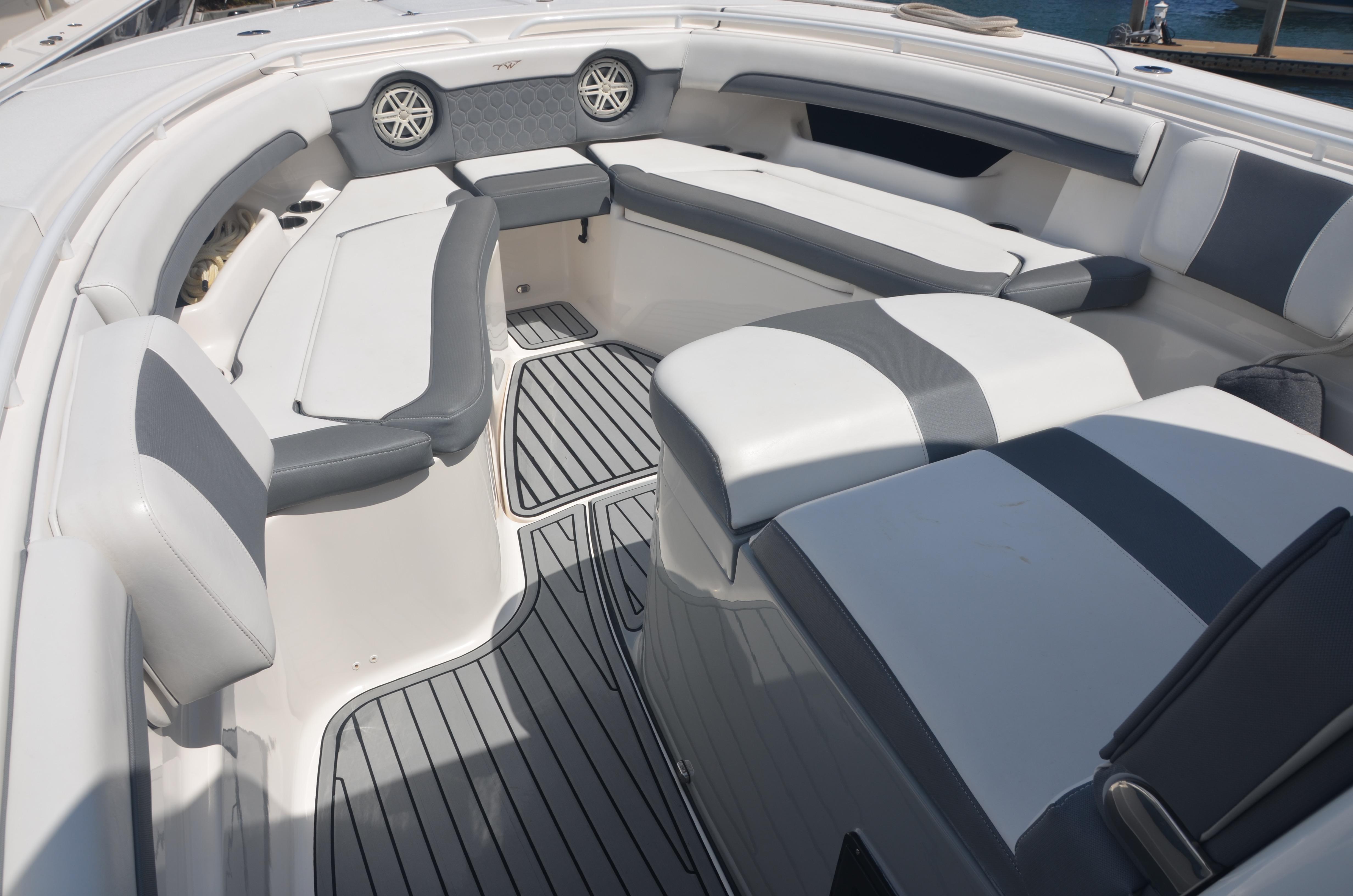 Tidewater 32 - Foredeck