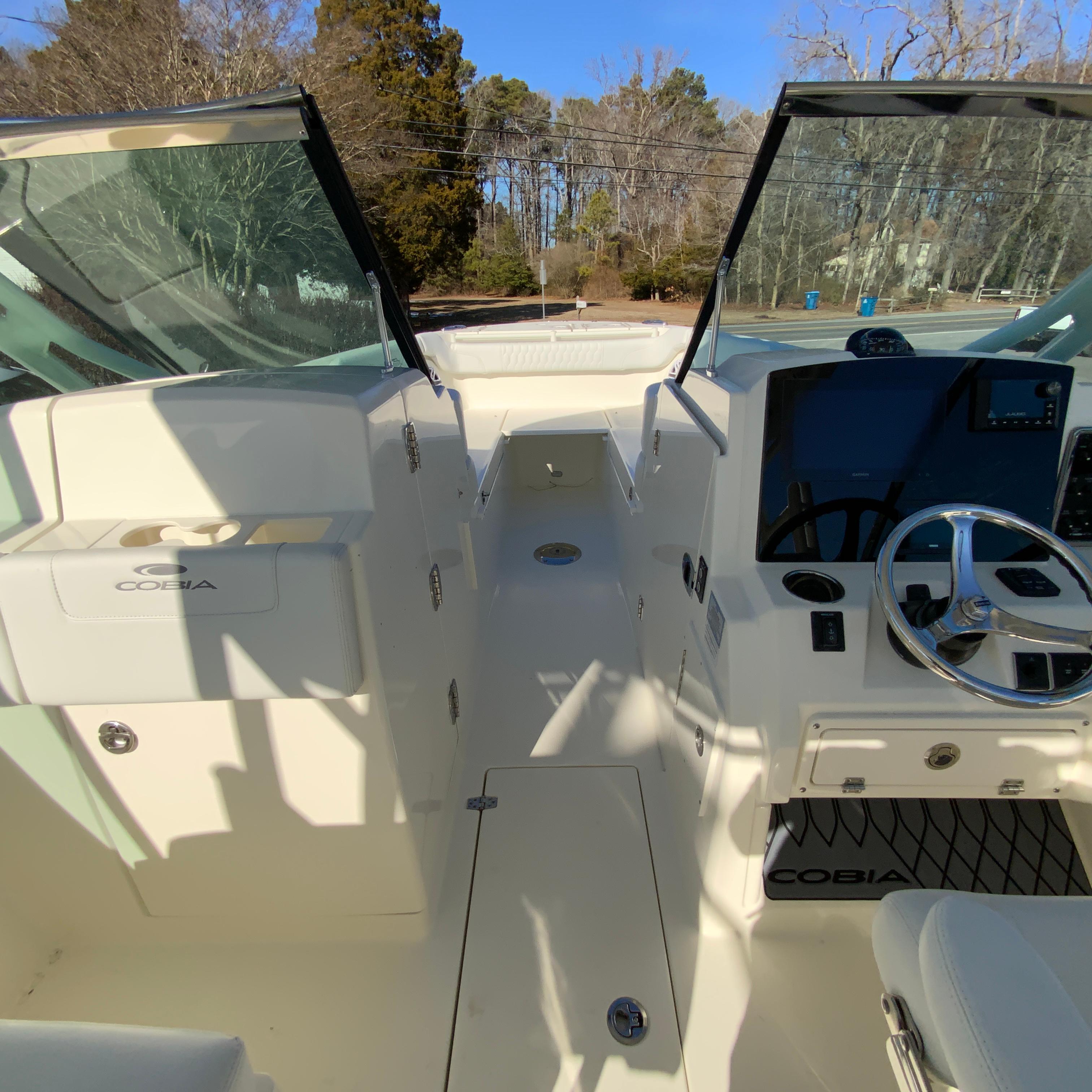 2025 Cobia 280 Dual Console-28