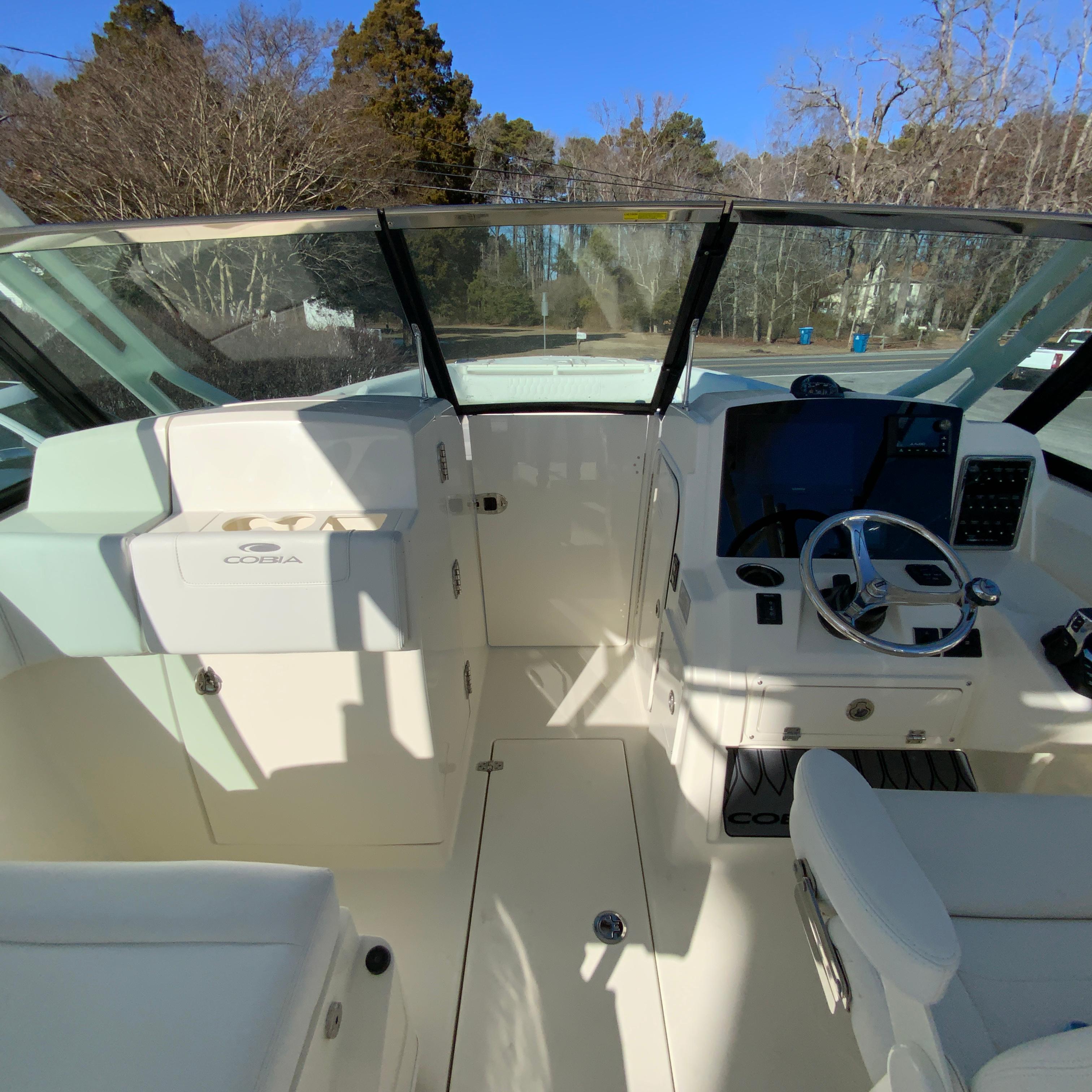 2025 Cobia 280 Dual Console-40