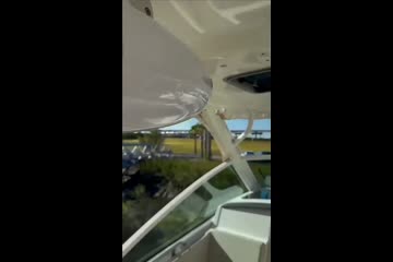 Boston Whaler 320 Vantage video